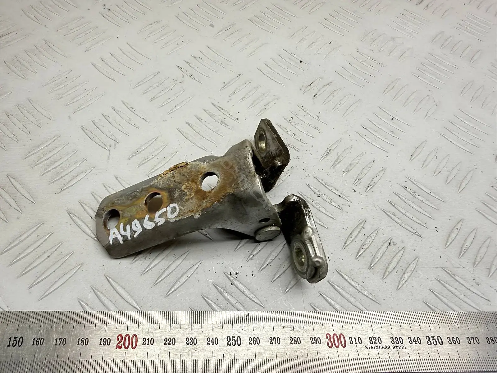Петля двери MR292179