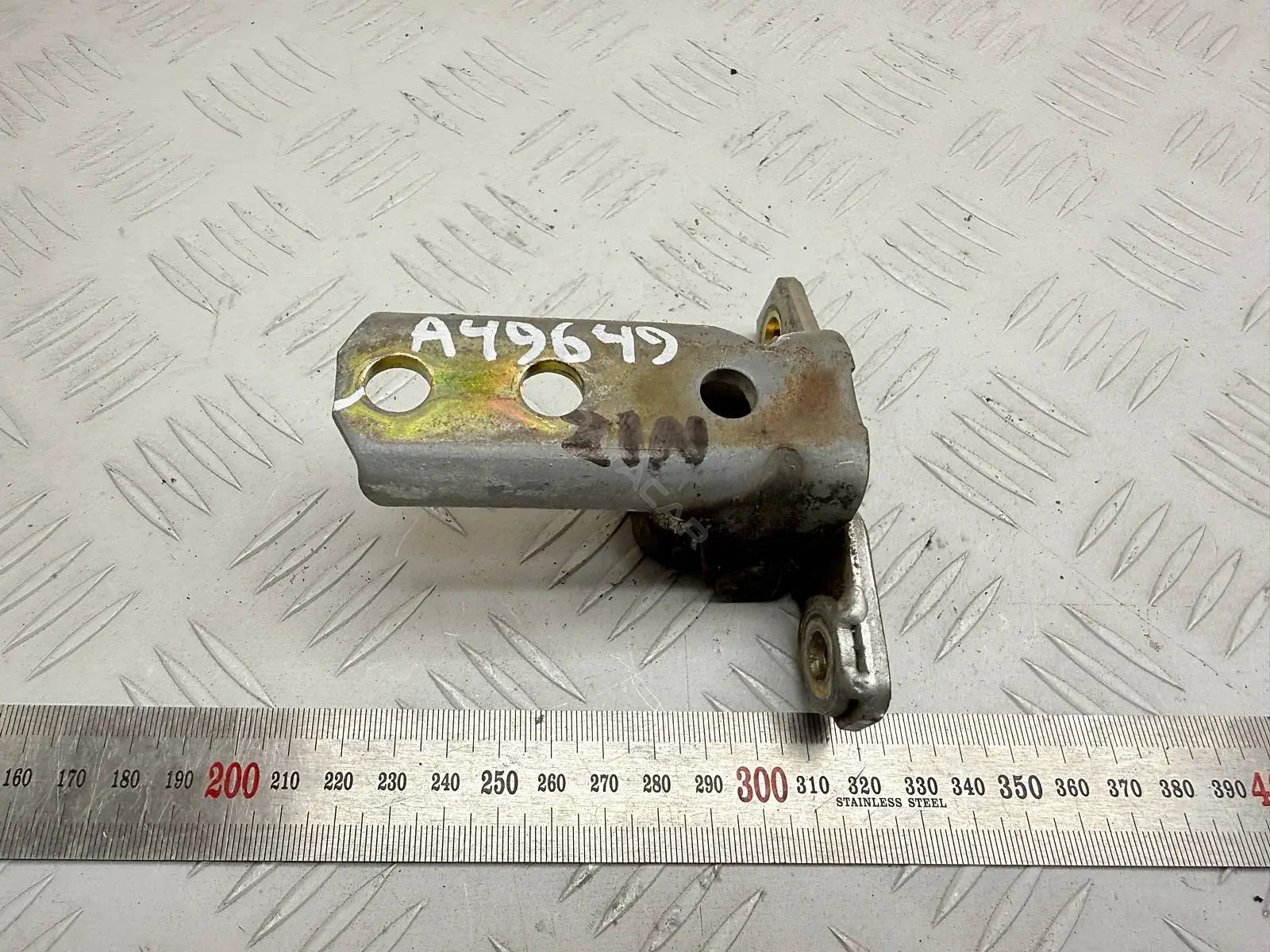 Петля двери MR292179