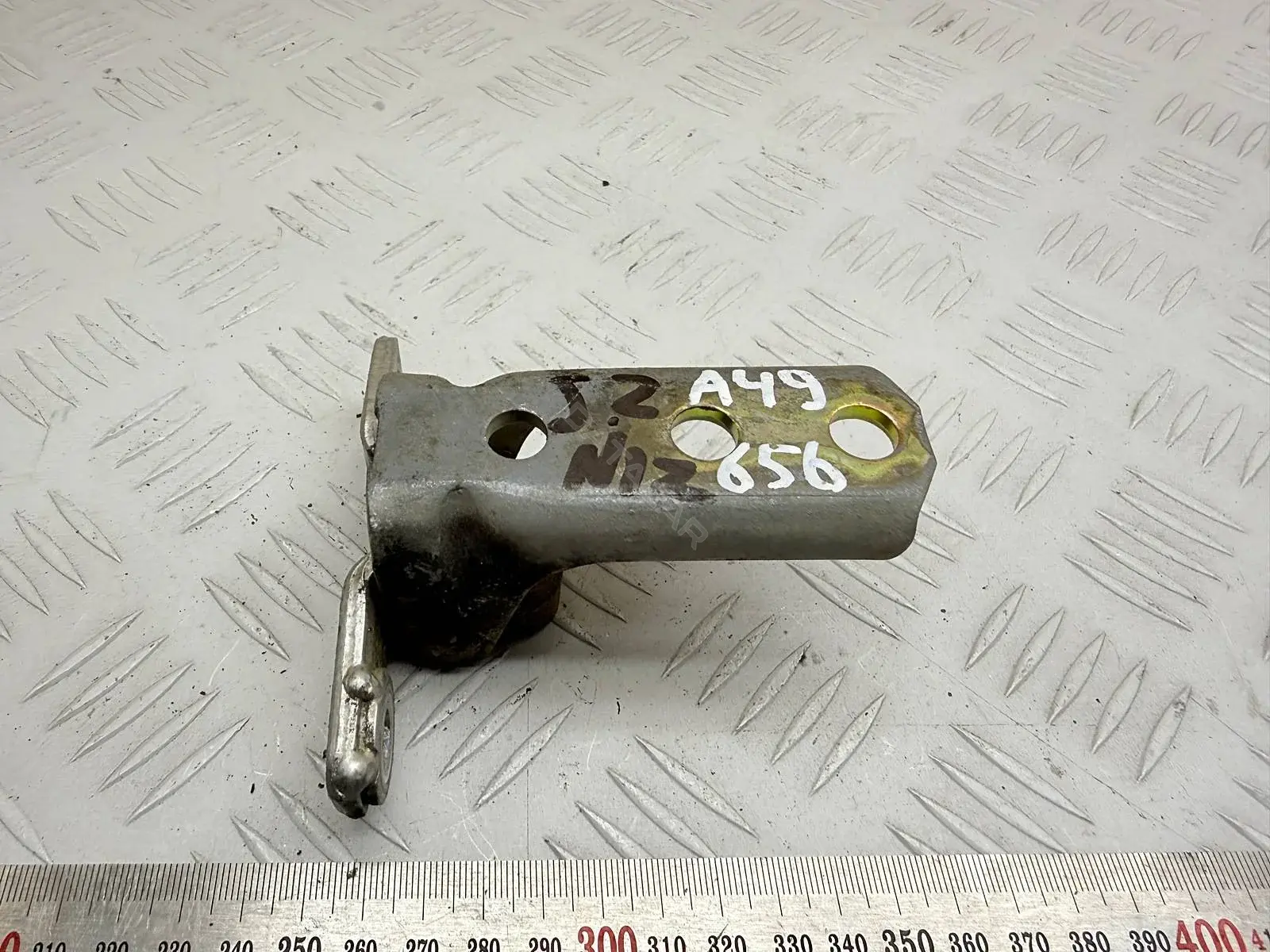 Петля двери MR292180