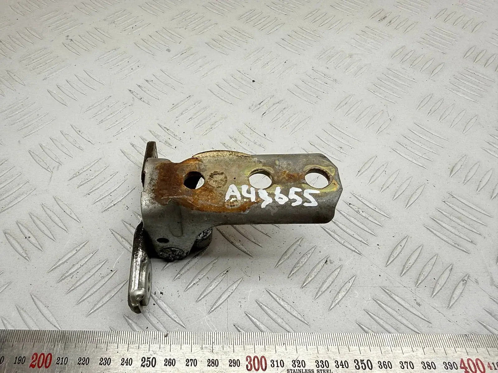 Петля двери MR292180