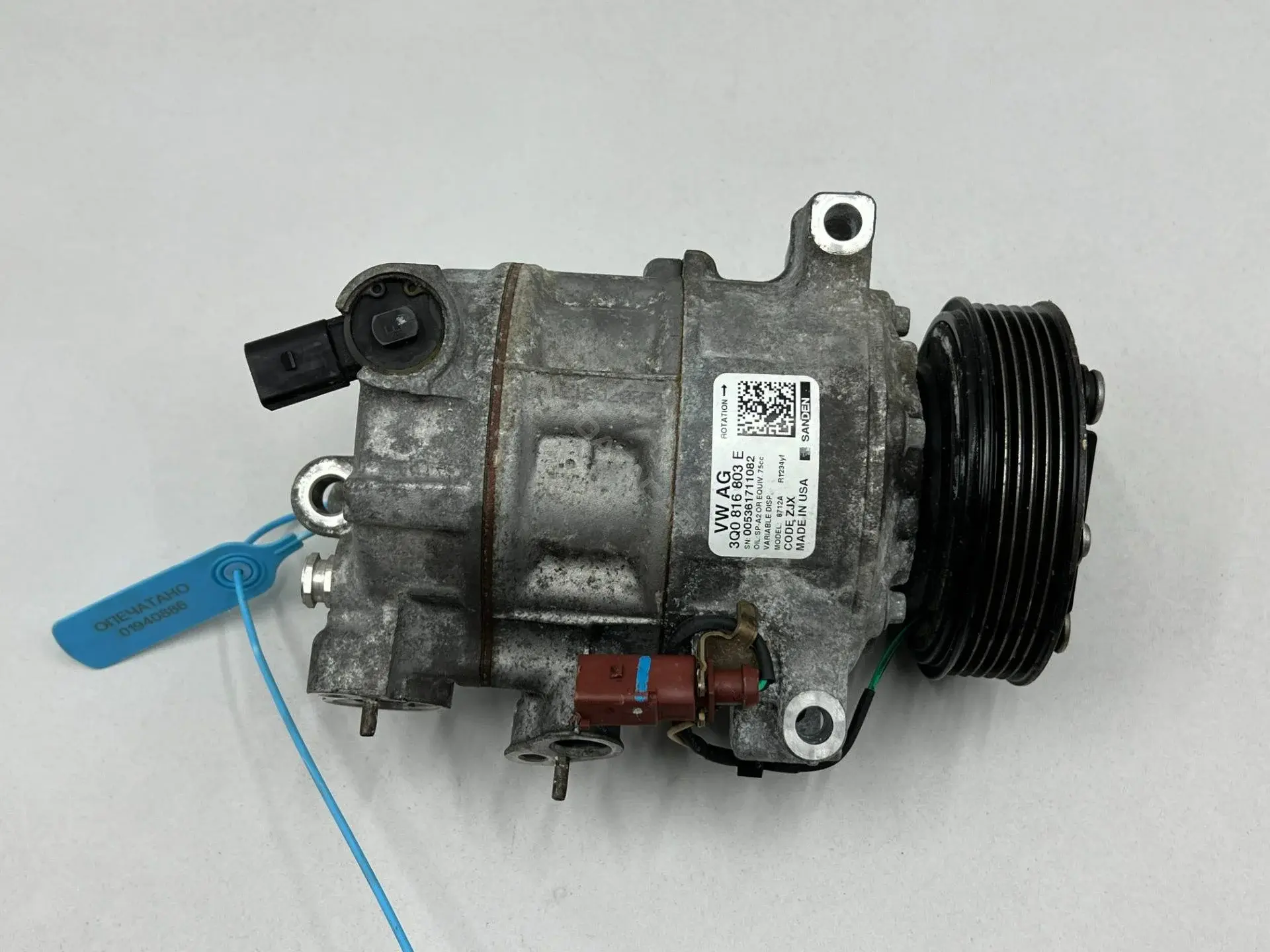 Компрессор кондиционера 3Q0816803E