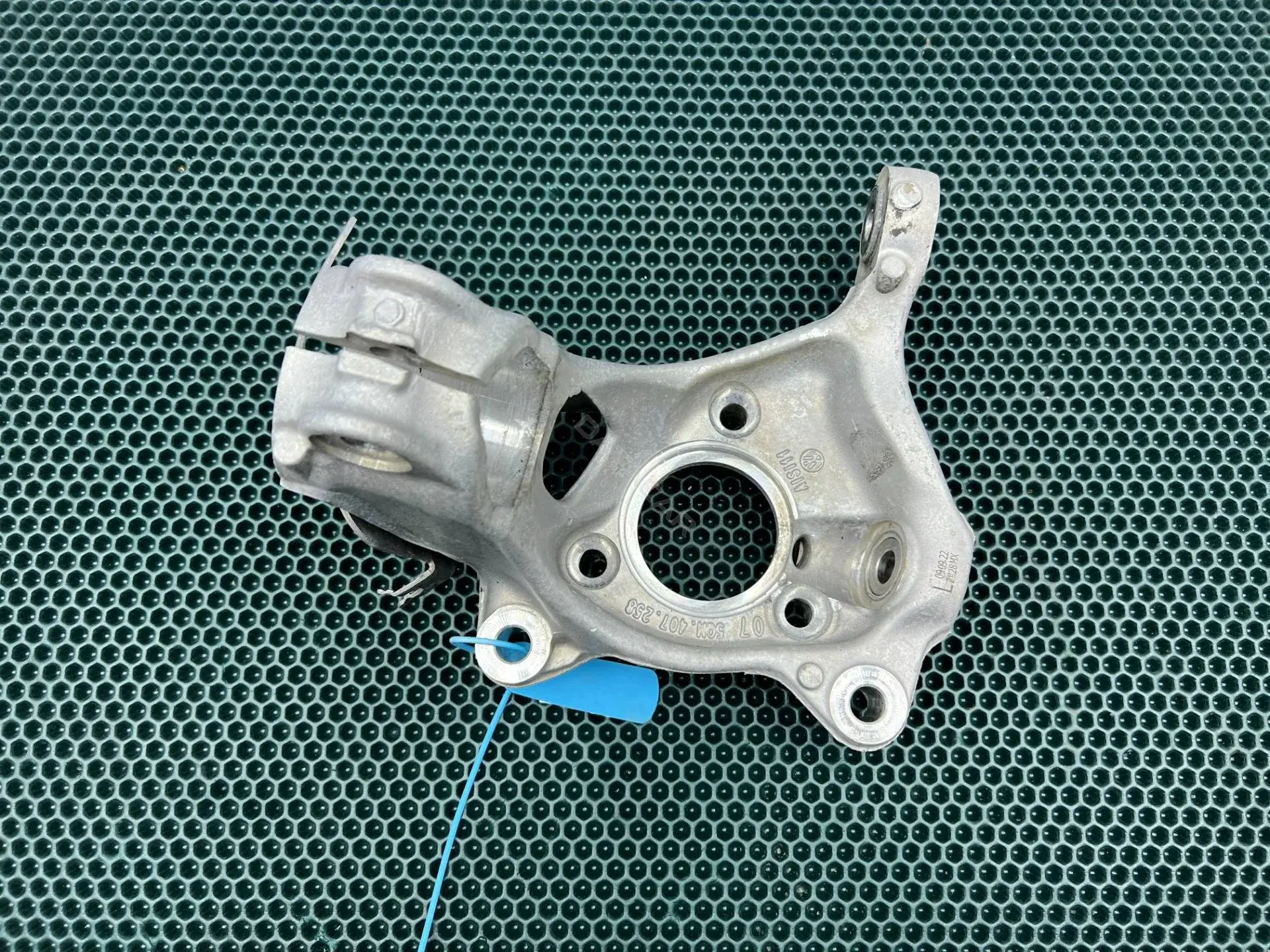 Поворотный кулак 5QM407258