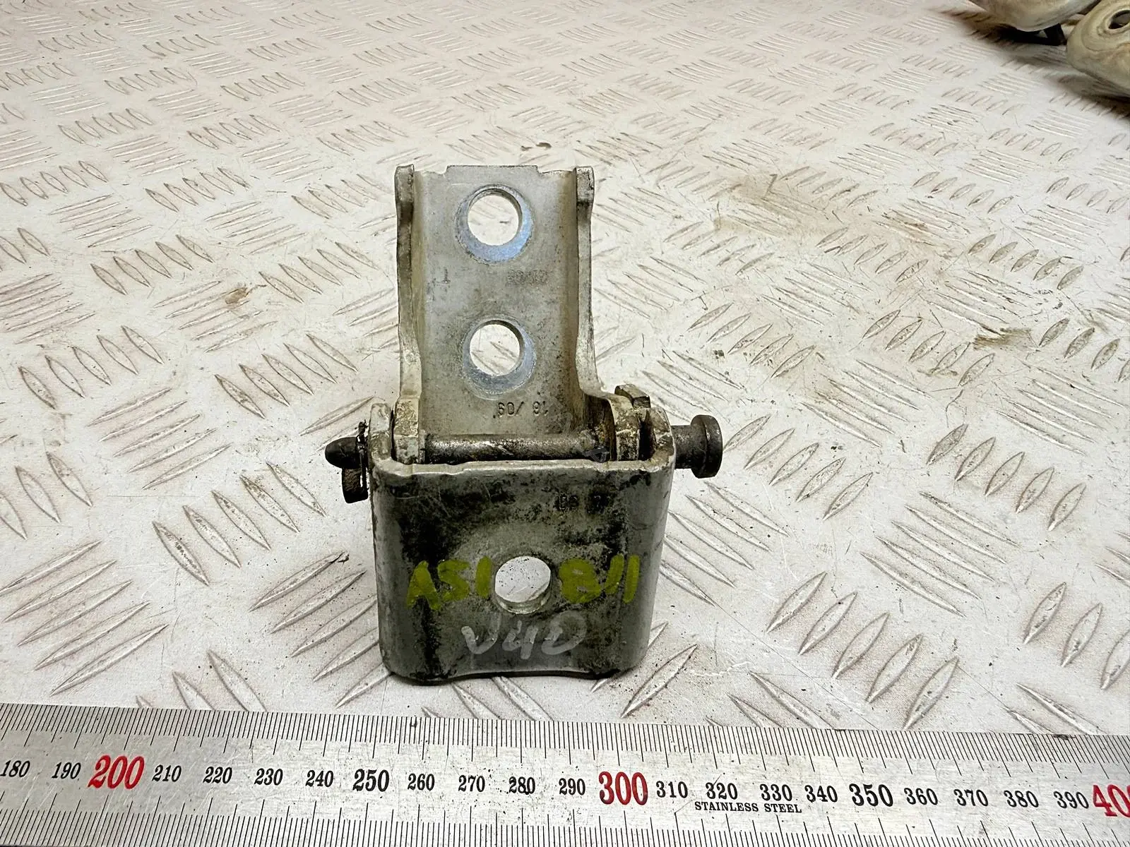 Петля двери 9035T1