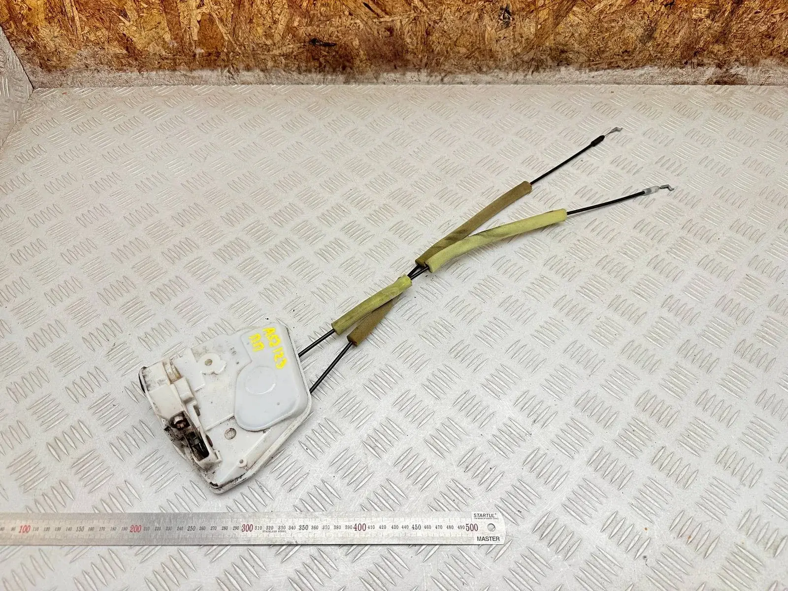 Замок двери 7L04B0450