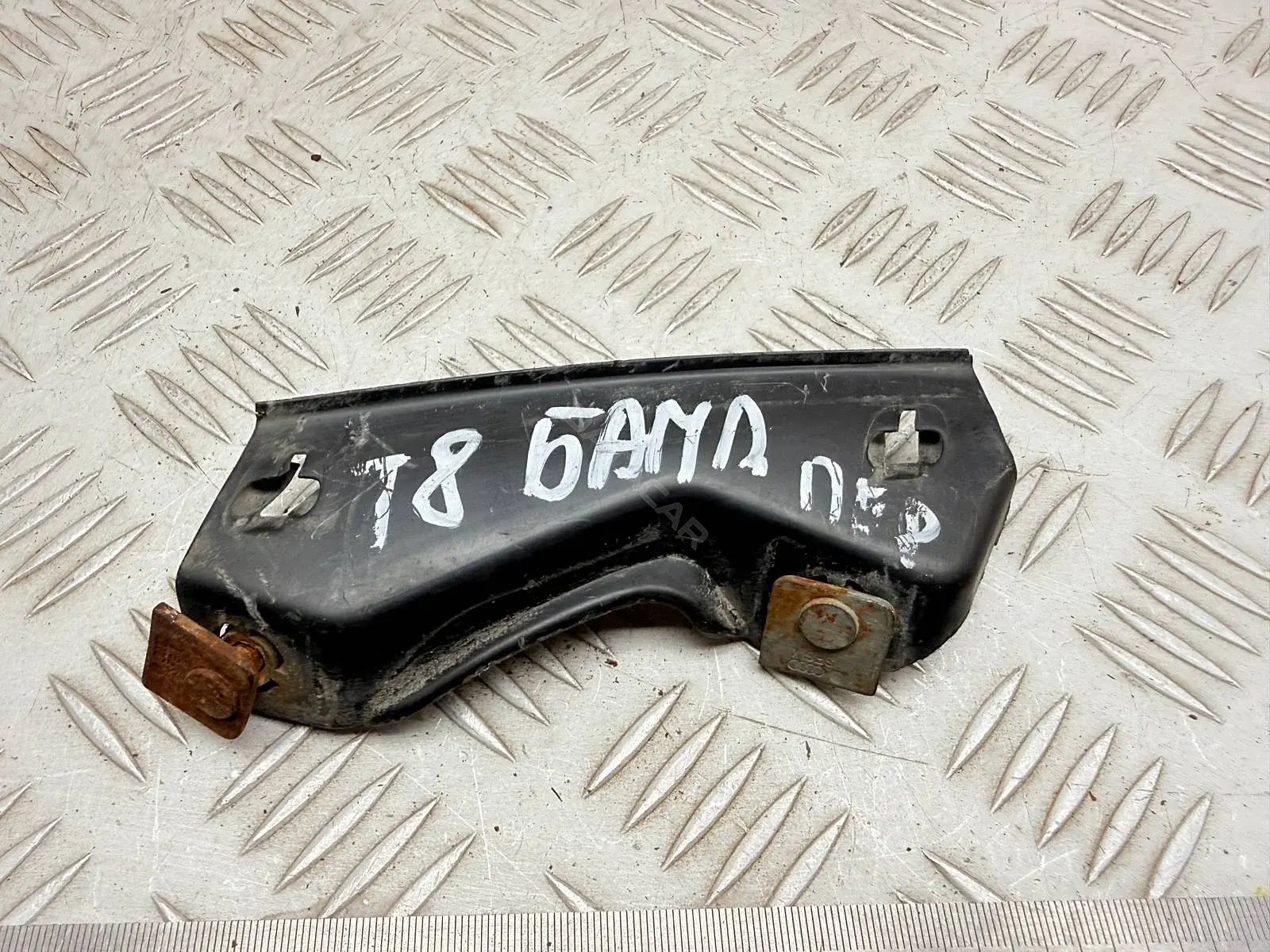 Кронштейн-направляющая бампера 3C0807505