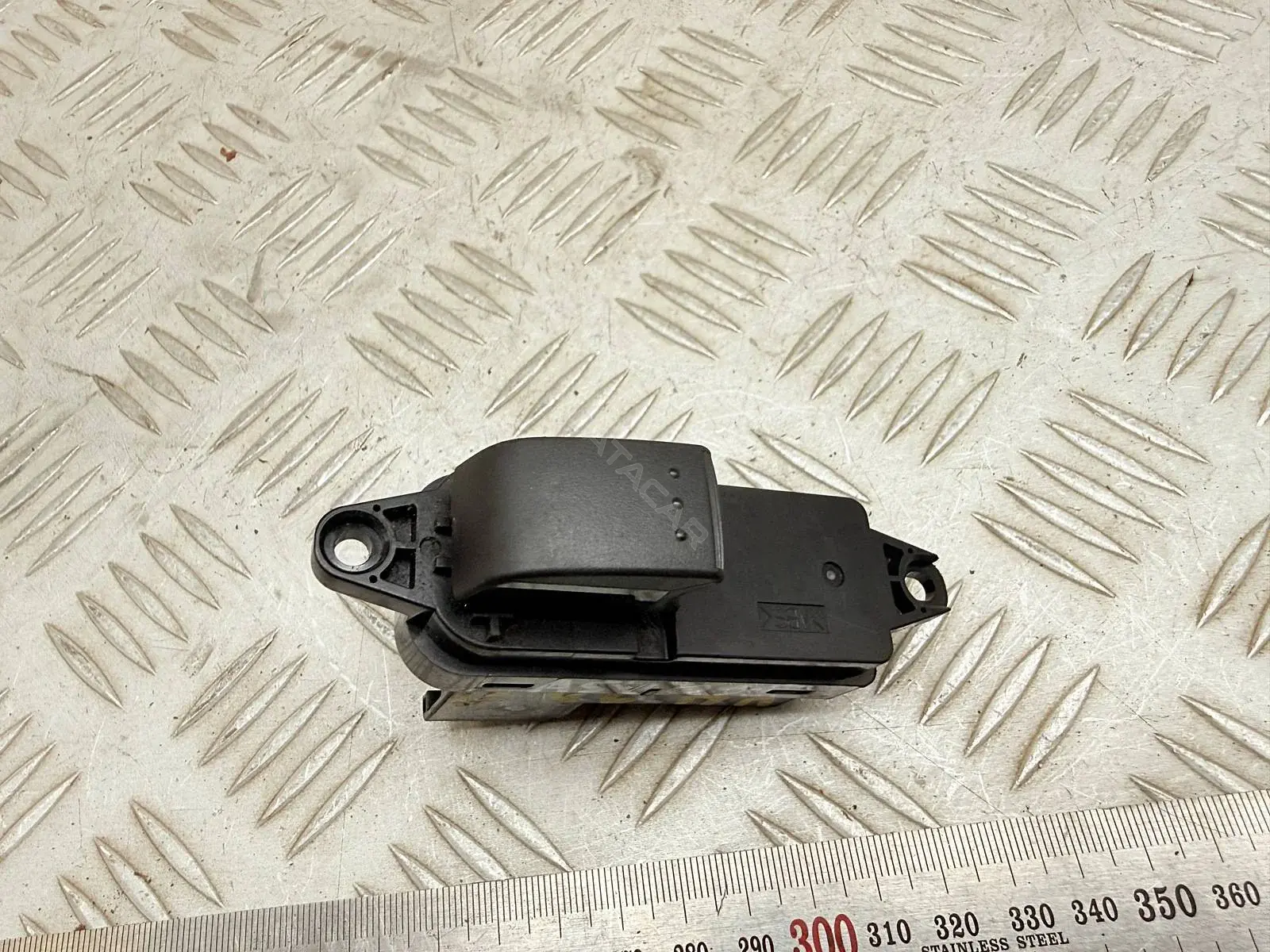 Кнопка стеклоподъемника GP9G66370