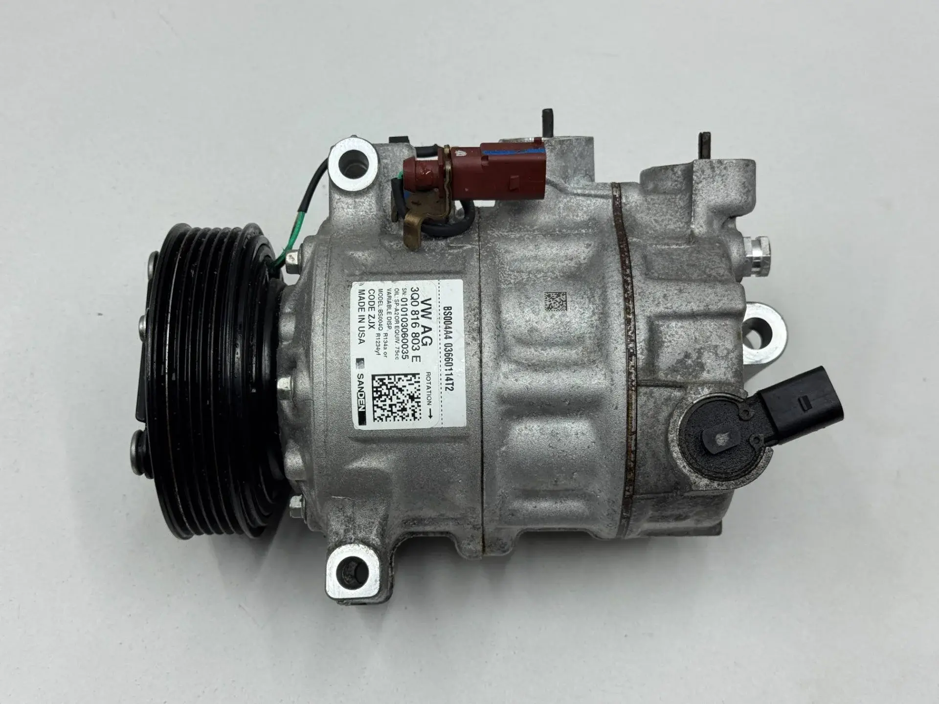 Компрессор кондиционера 3Q0816803E