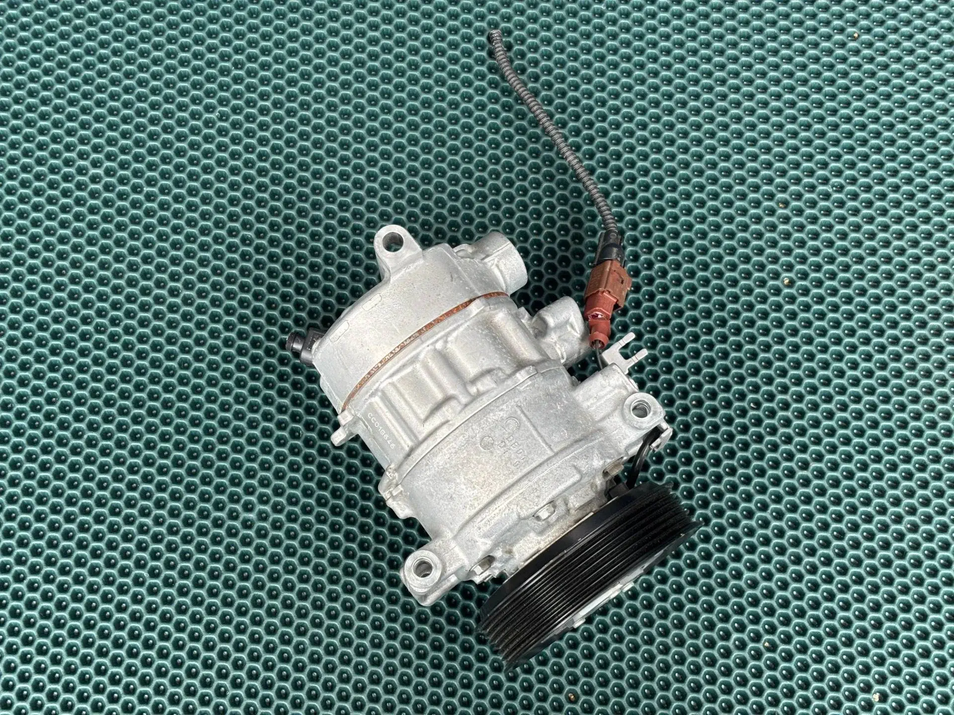 Компрессор кондиционера 8W0816803L