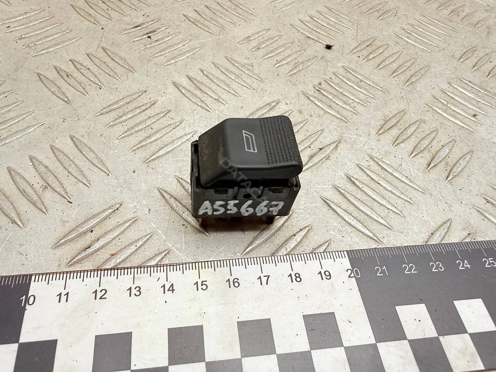 Кнопка стеклоподъемника 4D095985501C