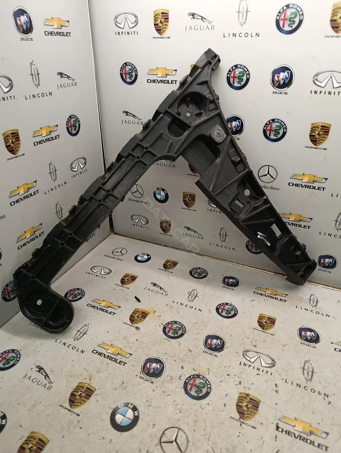 Кронштейн-направляющая бампера 8W5807454