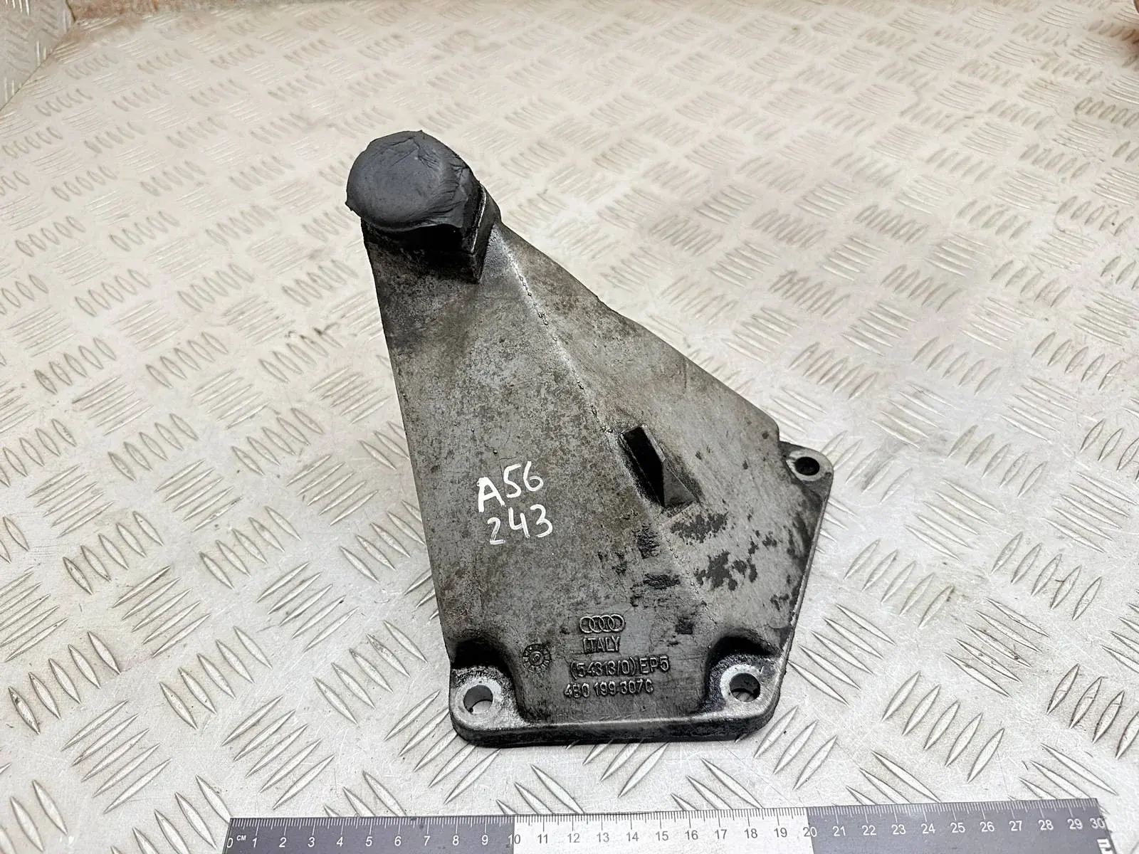 Кронштейн двигателя 4B0199307C