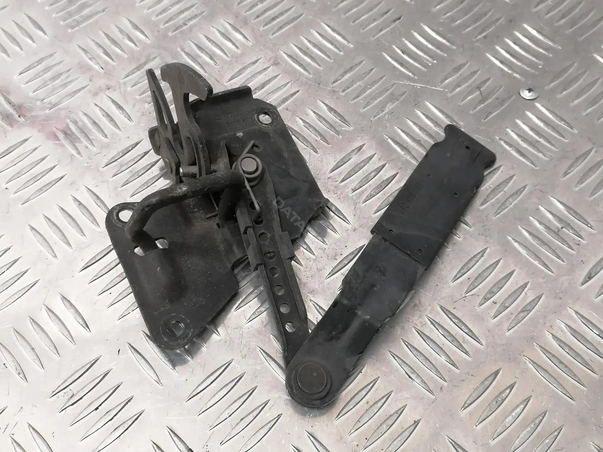 Замок капота 4B0823480F