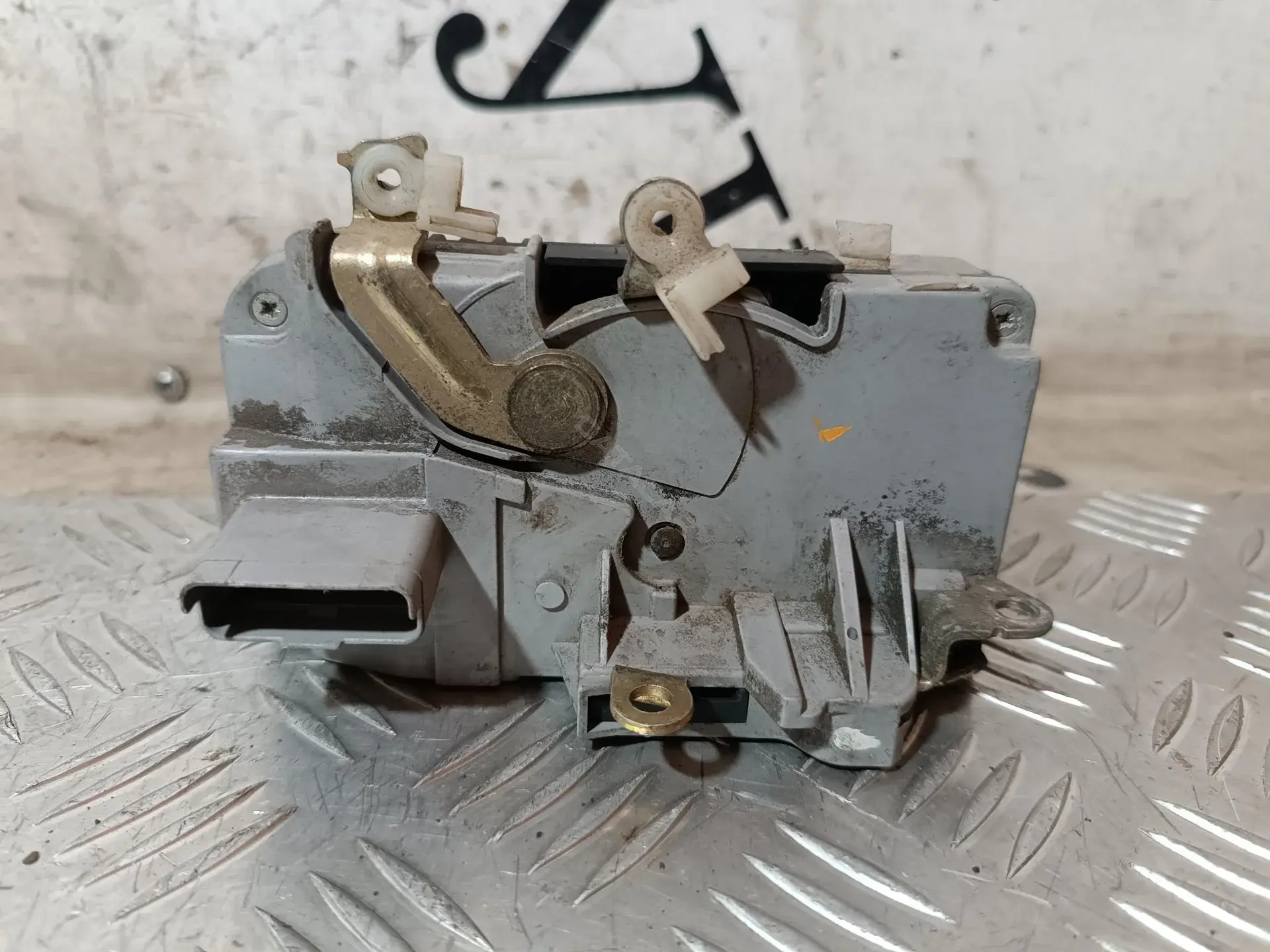 Замок двери 9135J2