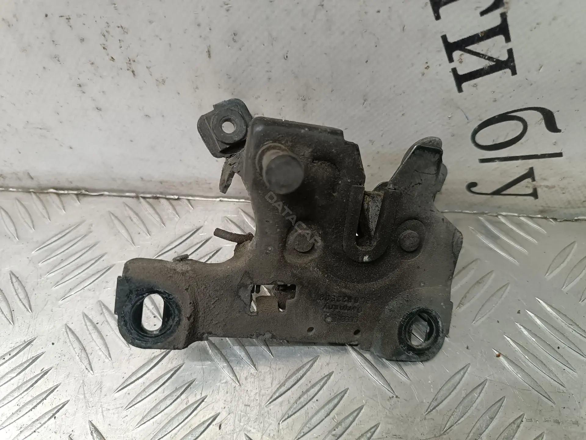 Замок капота 8D0823509C