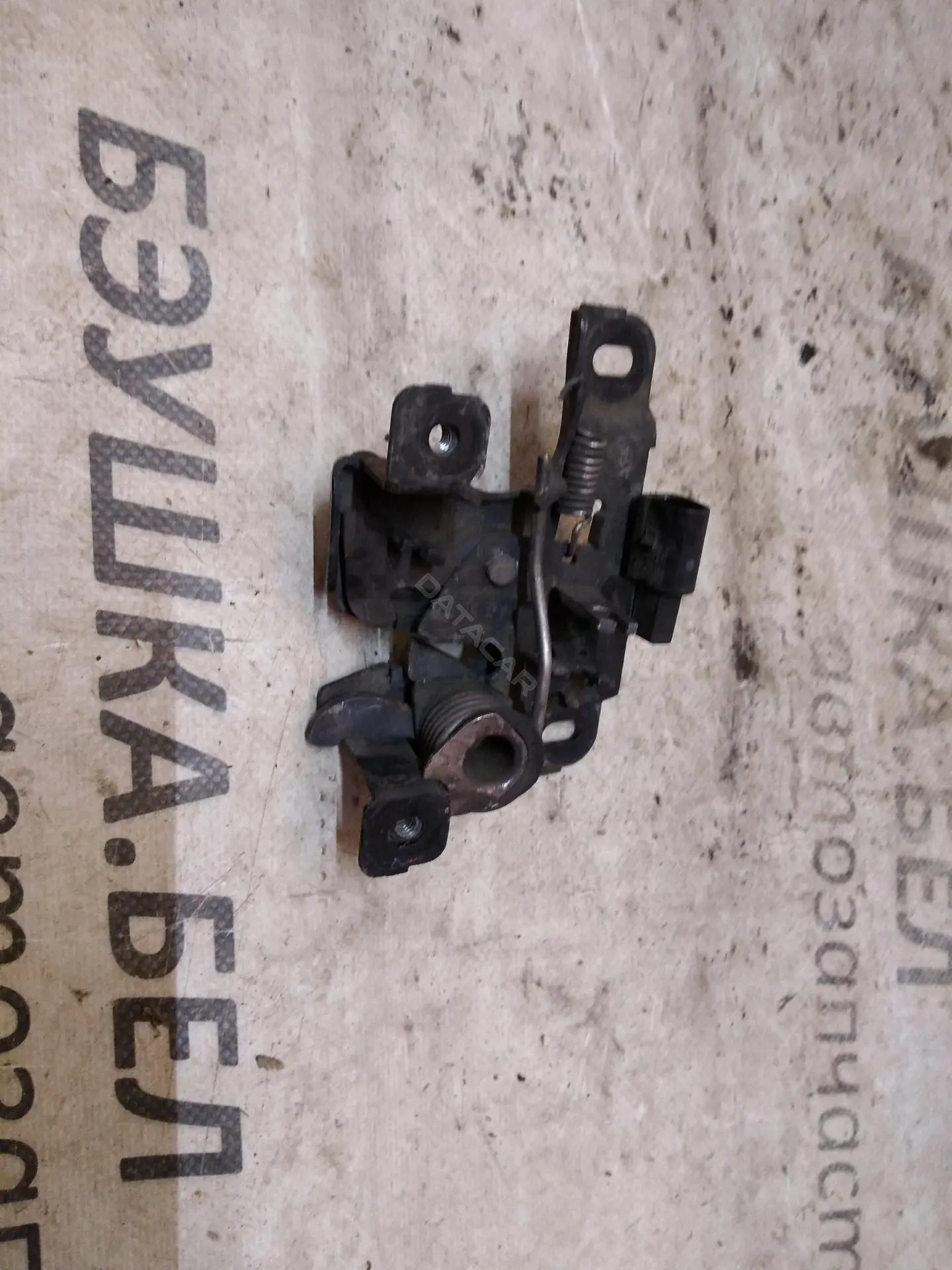 Замок капота 8D0823509C