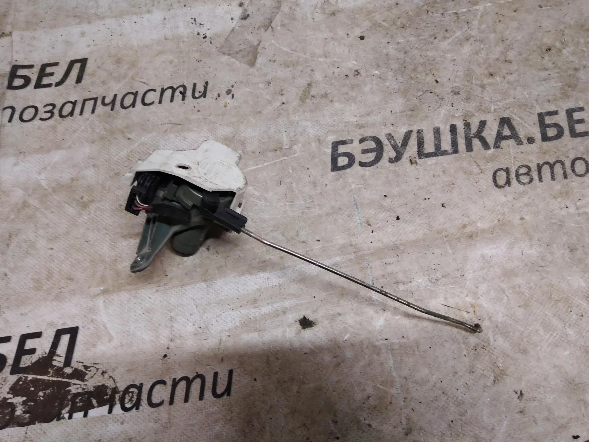 Личинка замка двери 8D5827573