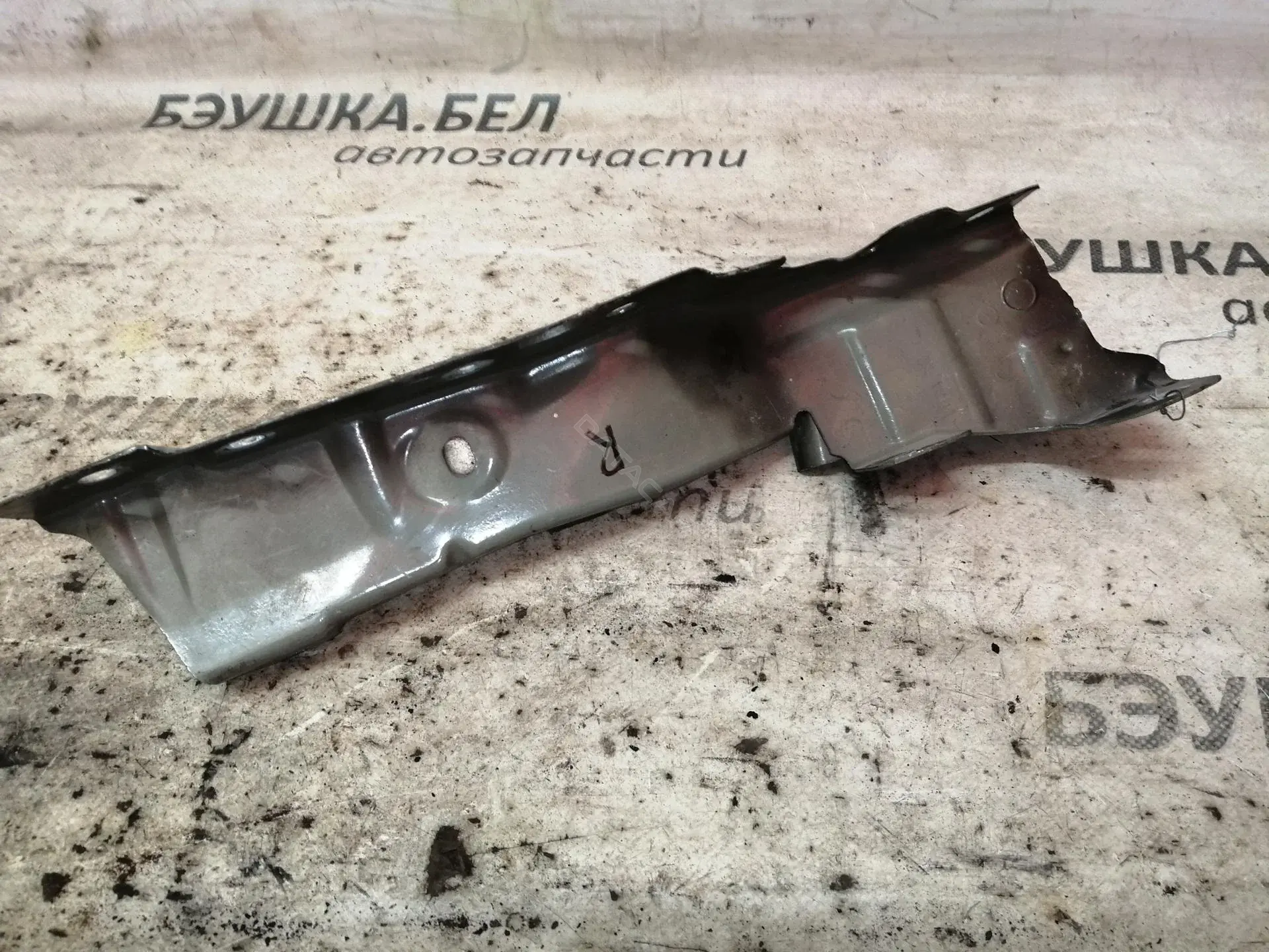 Кронштейн крыла 631220010R