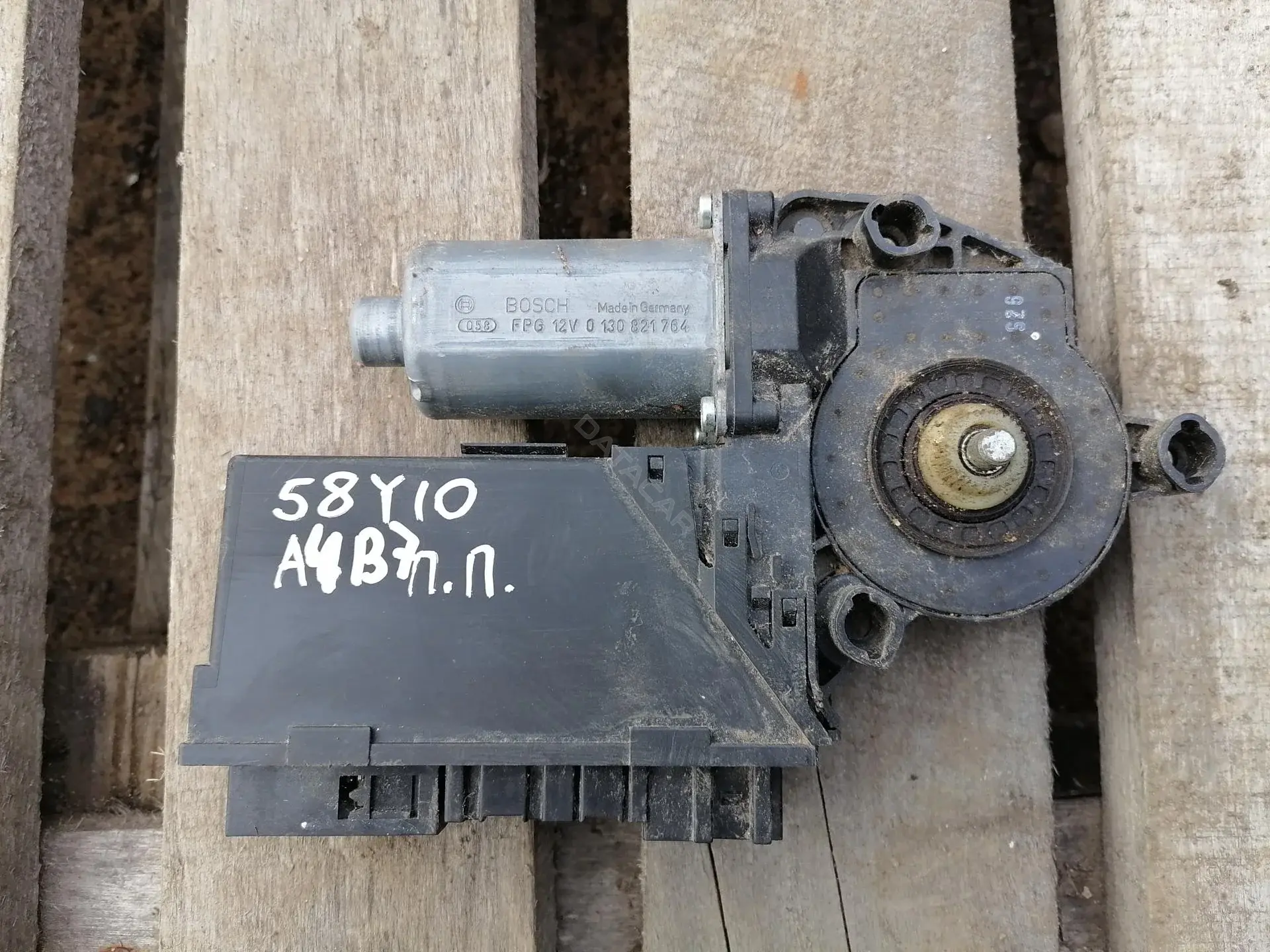 Моторчик стеклоподъемник 8E0959801E