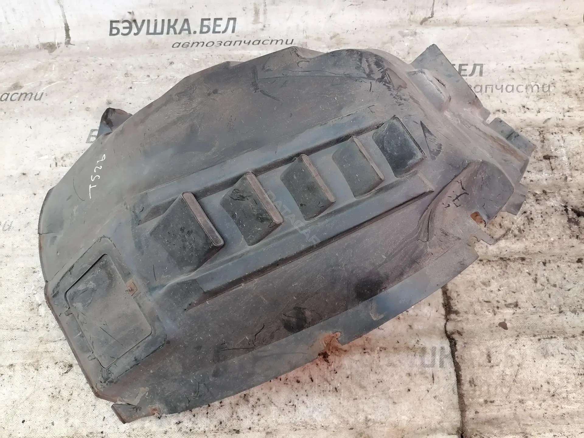 Подкрылок 1306371070