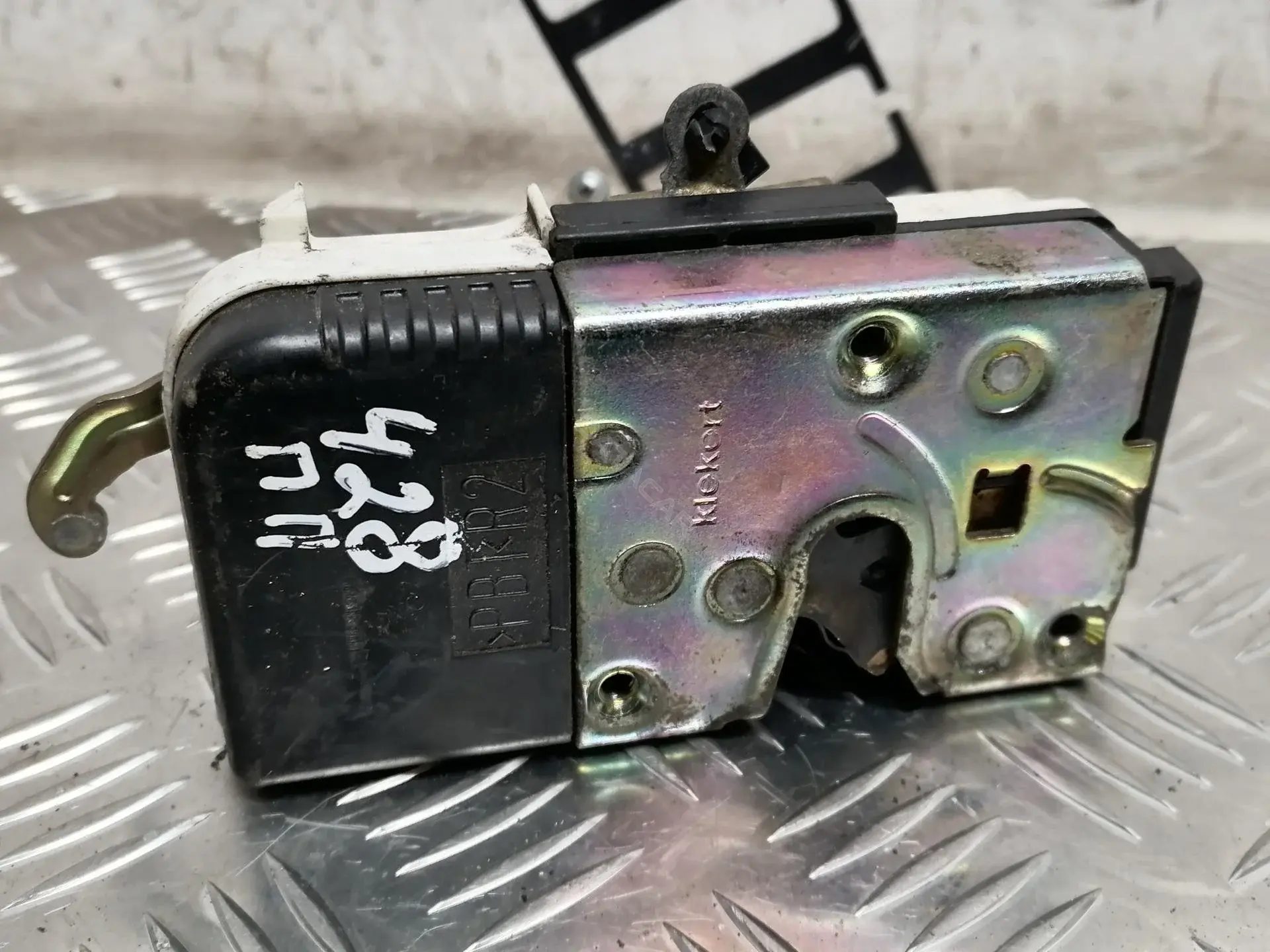Замок двери 9136L8