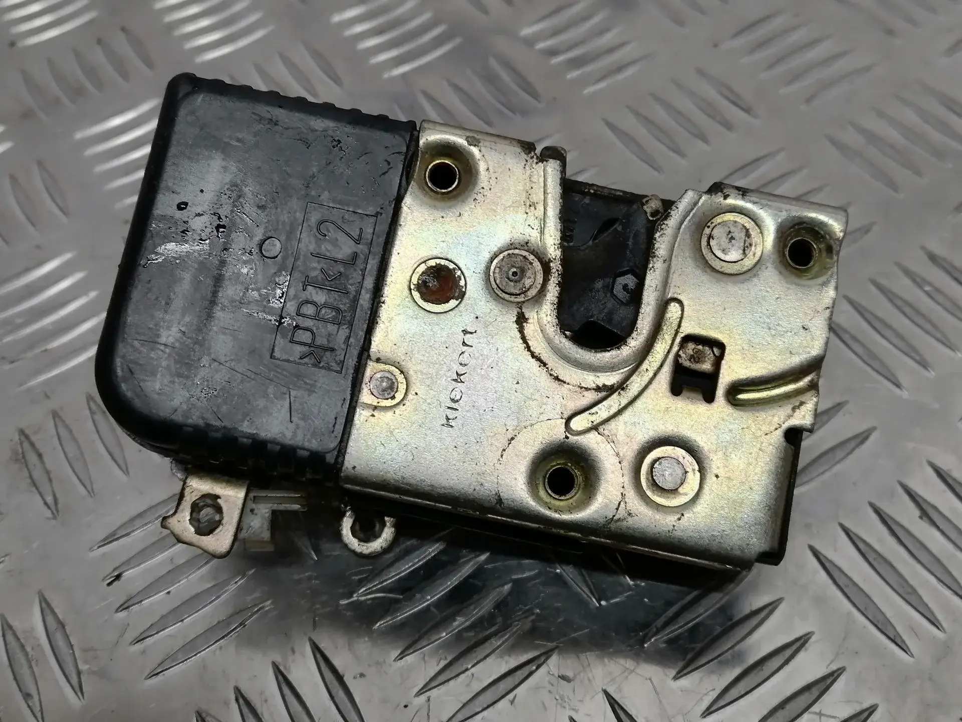 Замок двери 9135J2