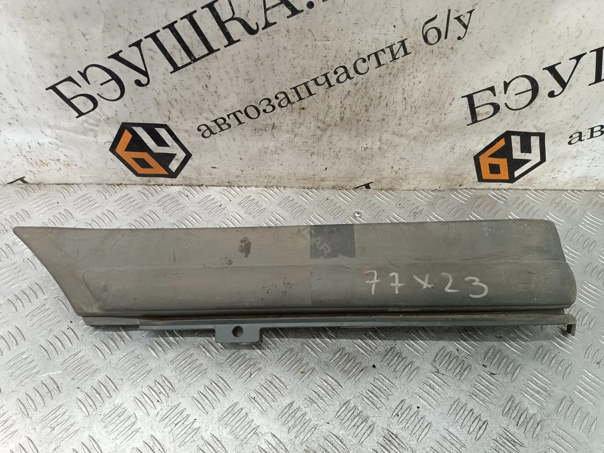 Накладка бампера VC1579397A0W