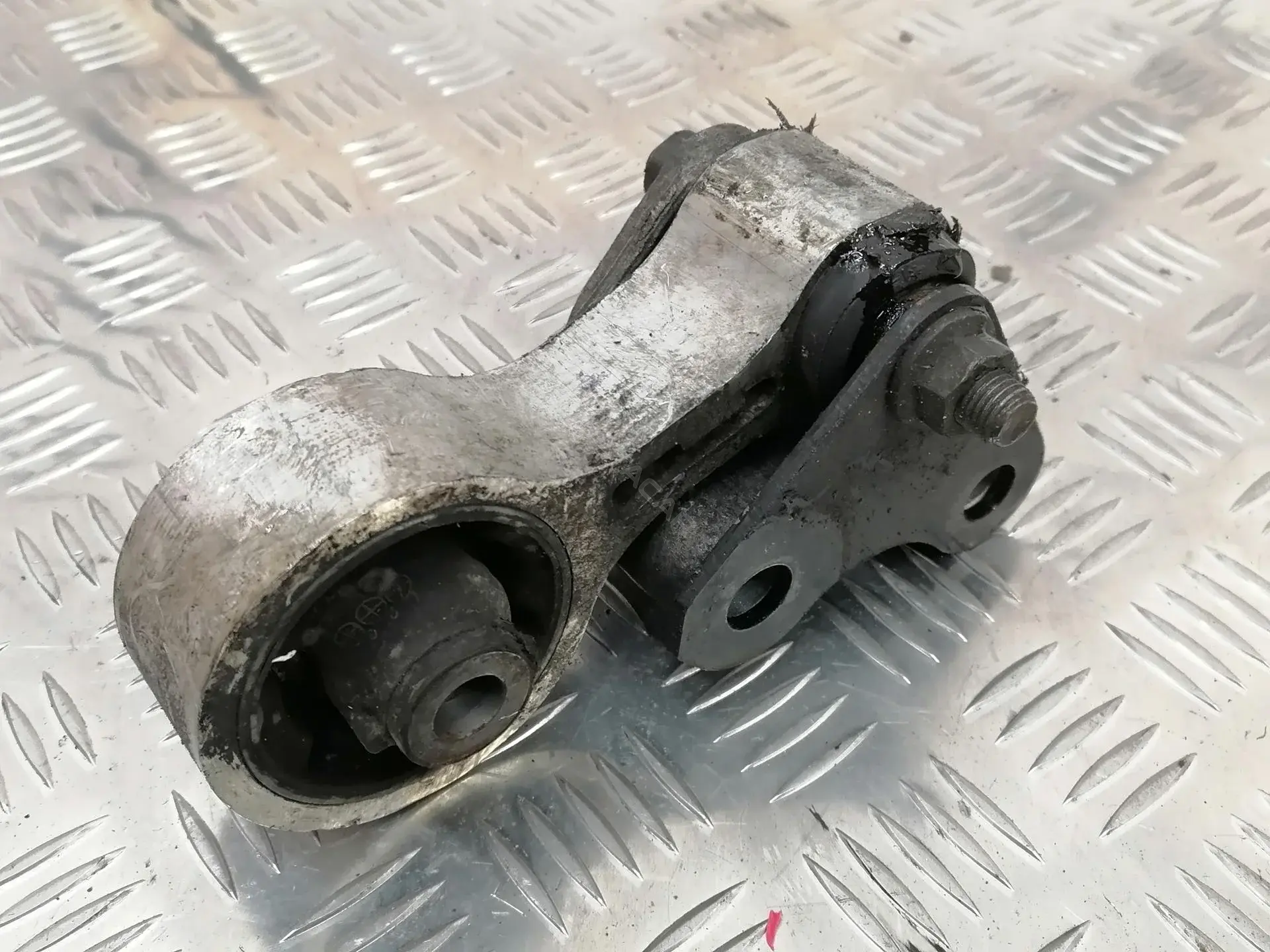 Кронштейн двигателя GJ5F39030