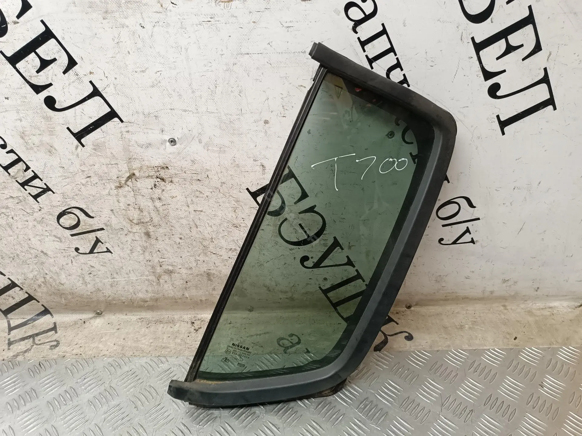Стекло двери 82301EB300