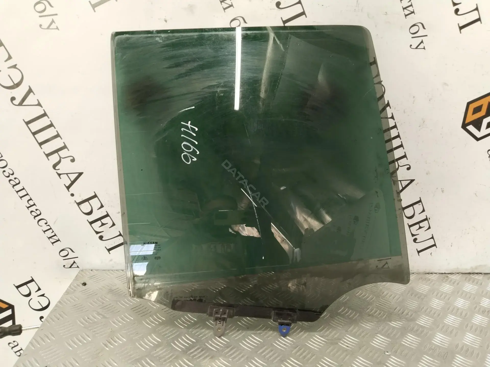 Стекло двери 82300EB305