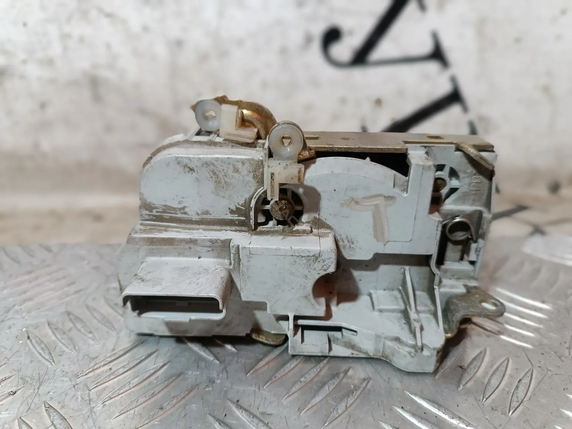 Замок двери 9135J2