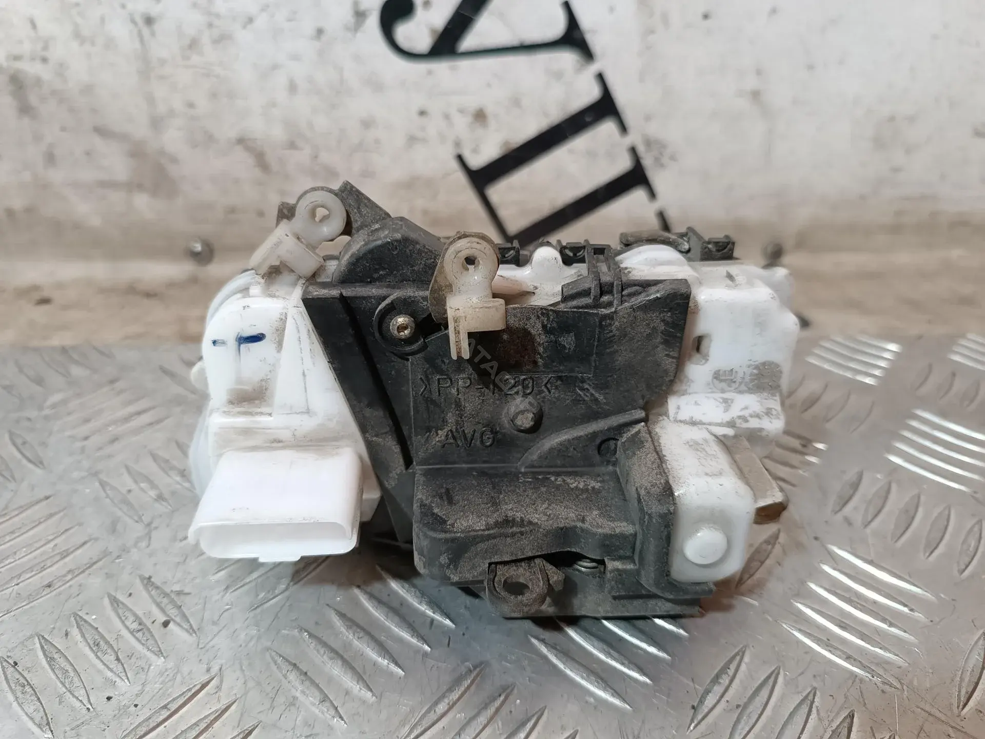 Замок двери 9135J2