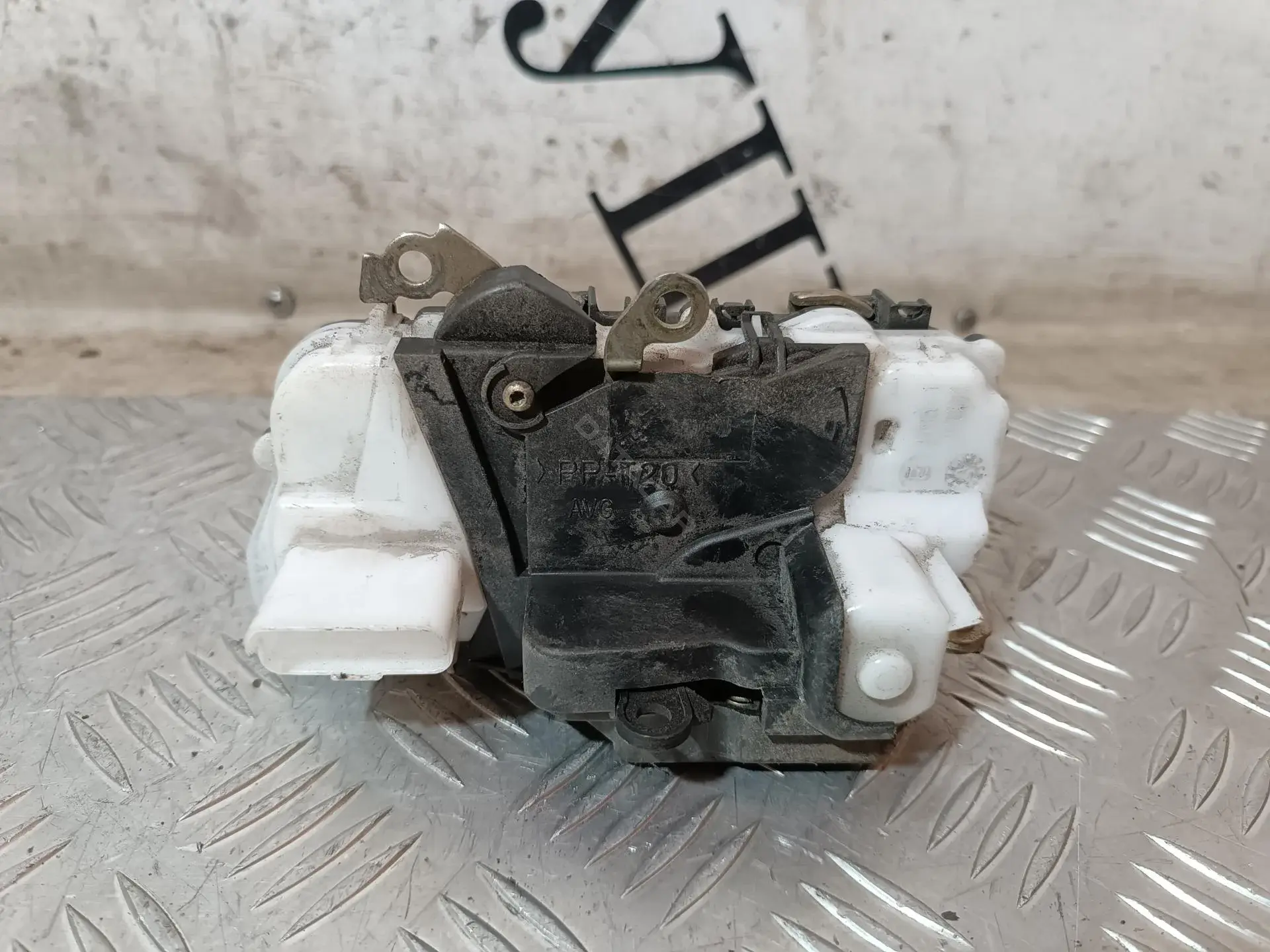 Замок двери 9135J2