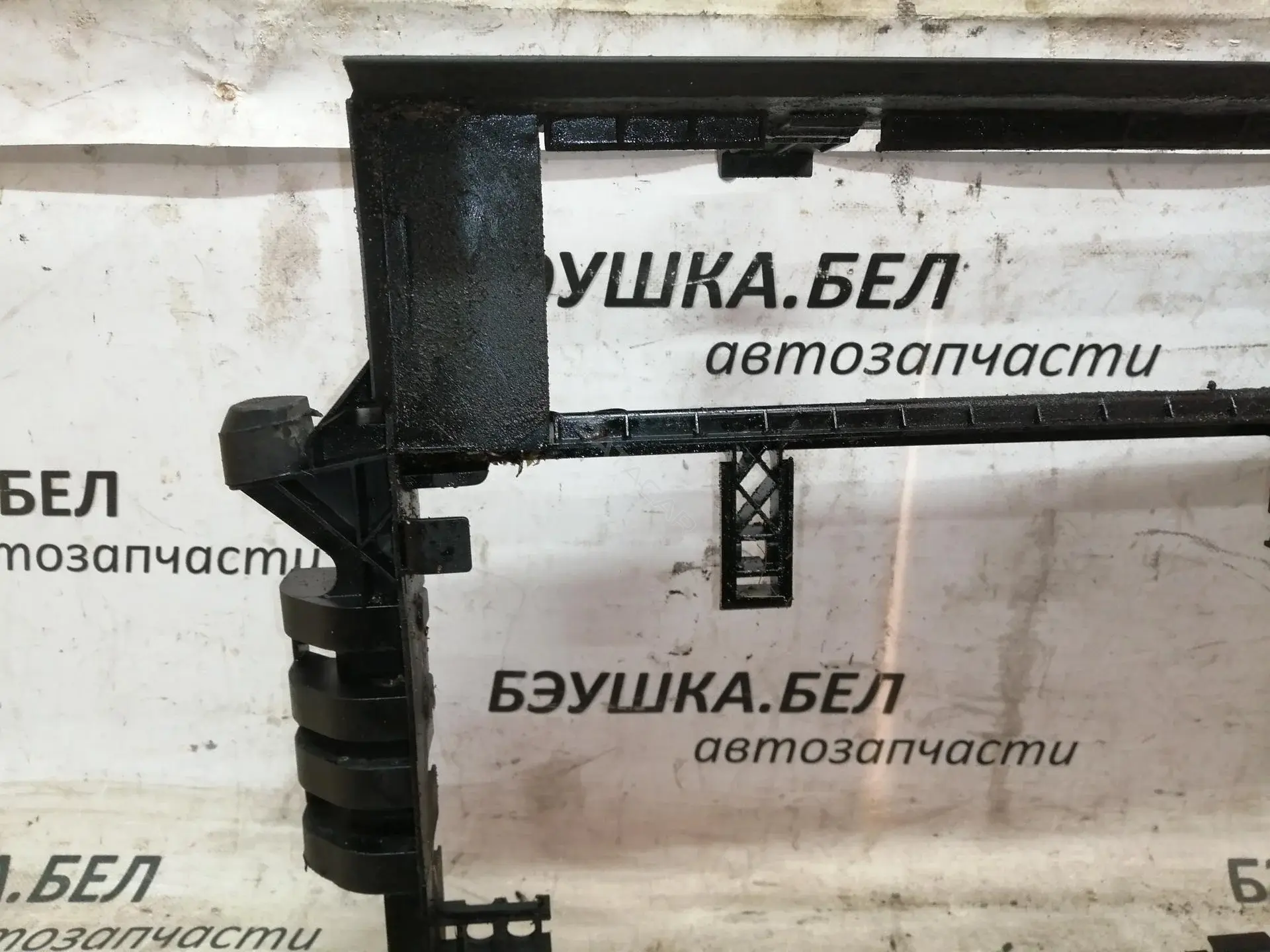 Кронштейн вентилятора радиатора 51718159959