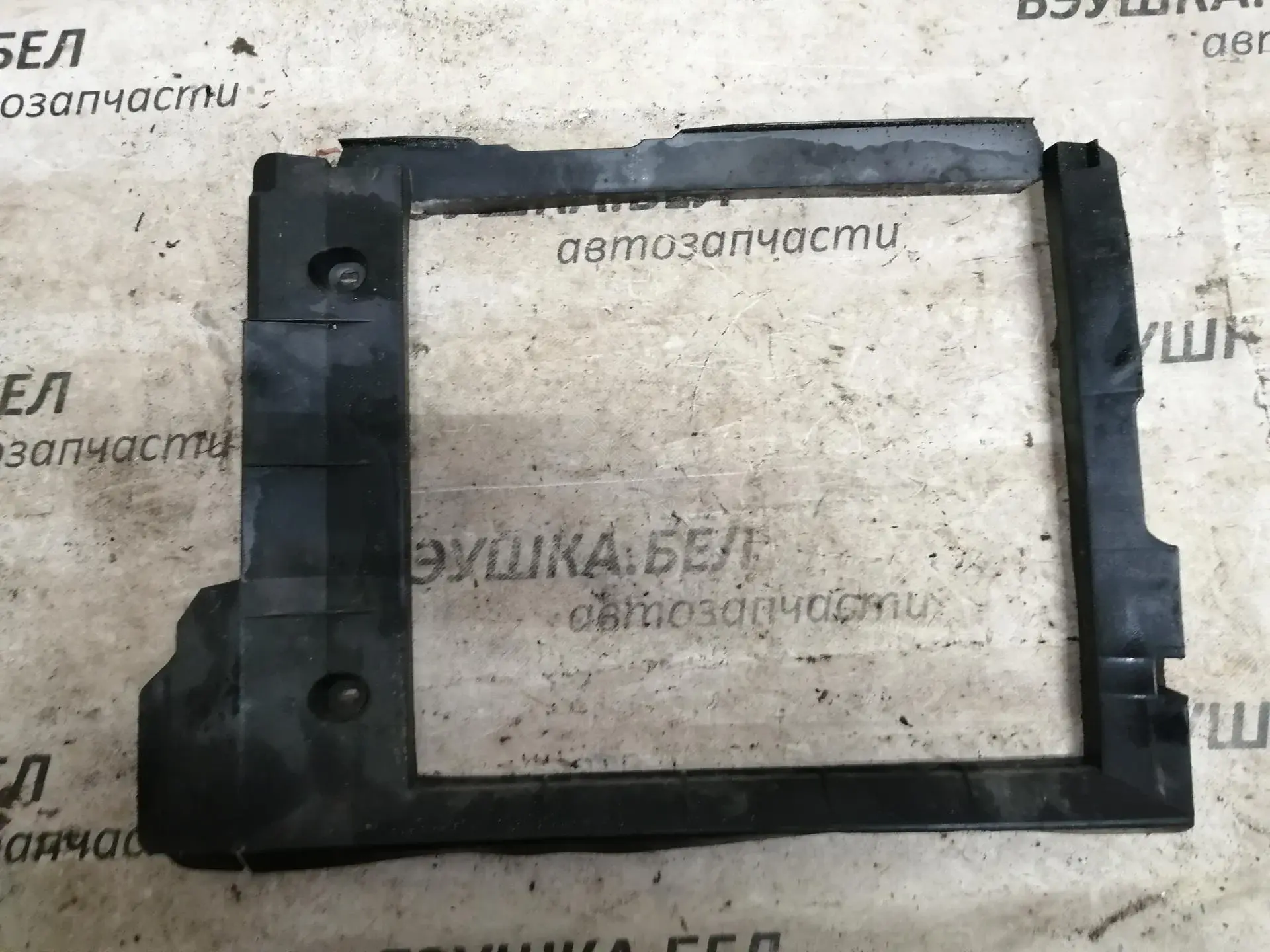 Кронштейн вентилятора радиатора 8200071118