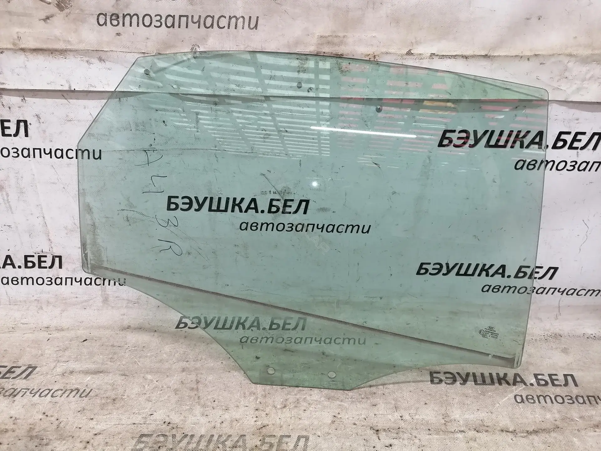 Стекло двери 8D9845206