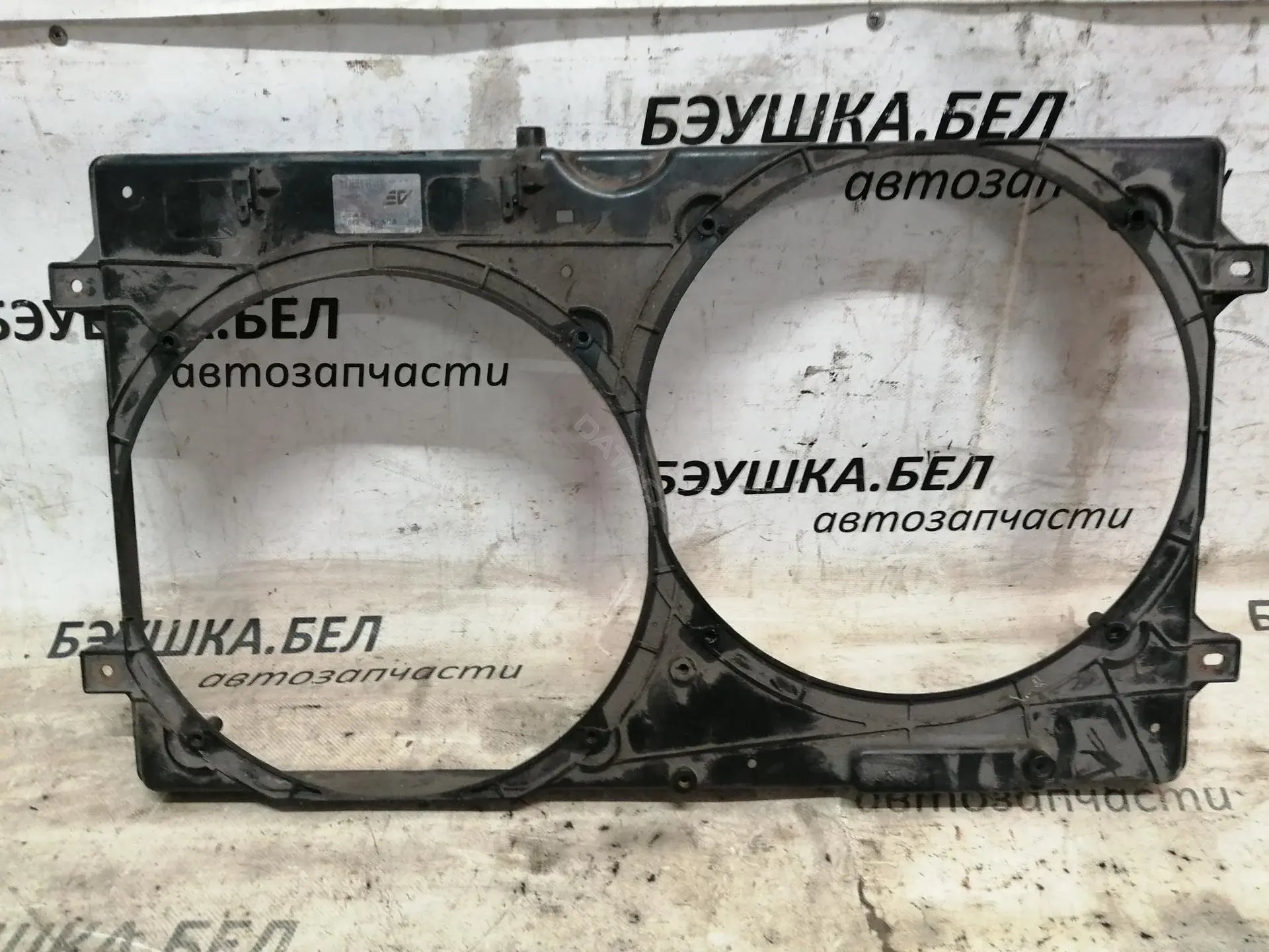 Кронштейн вентилятора радиатора 7M3121207B