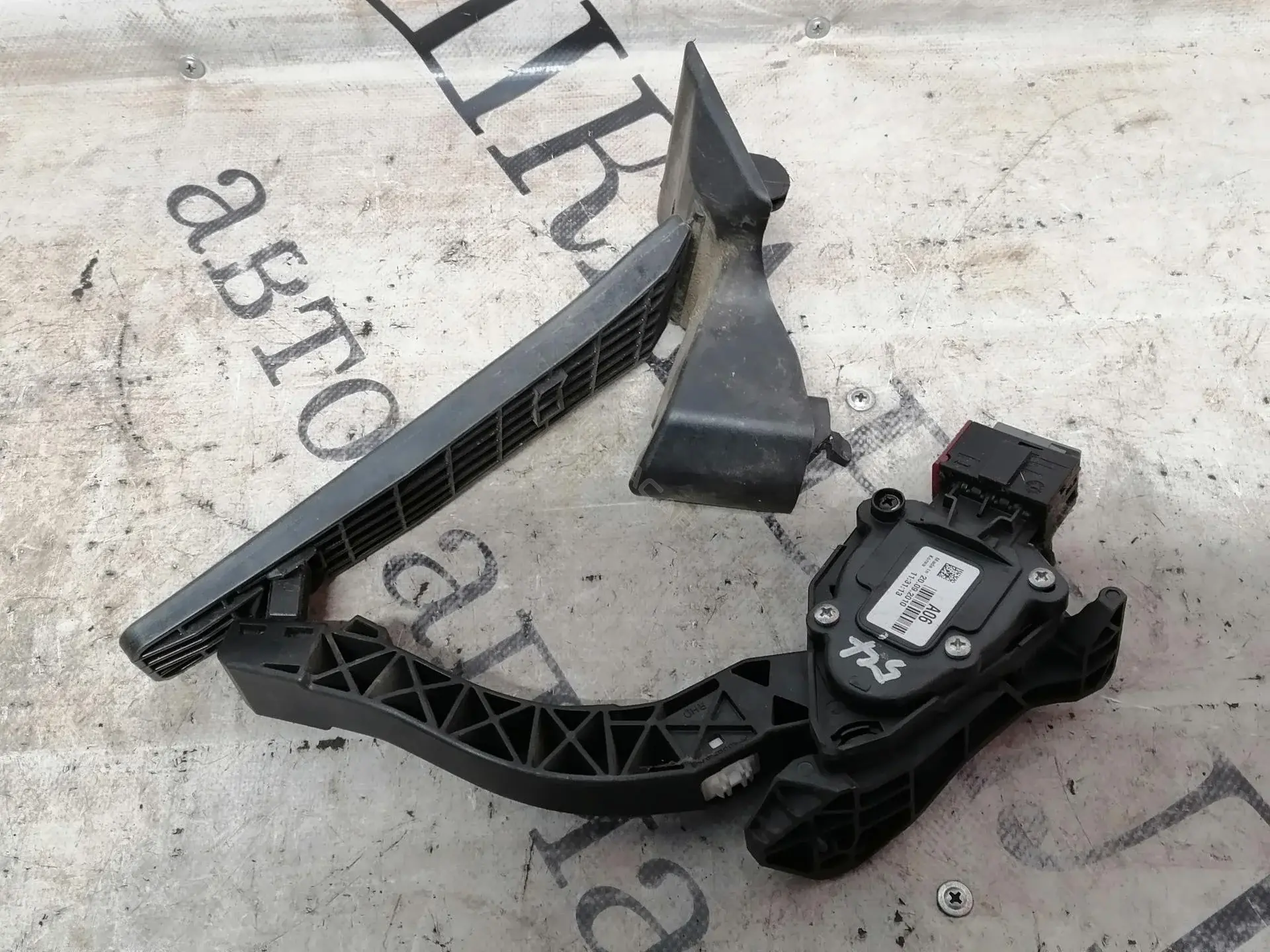 Педаль газа 327002P930