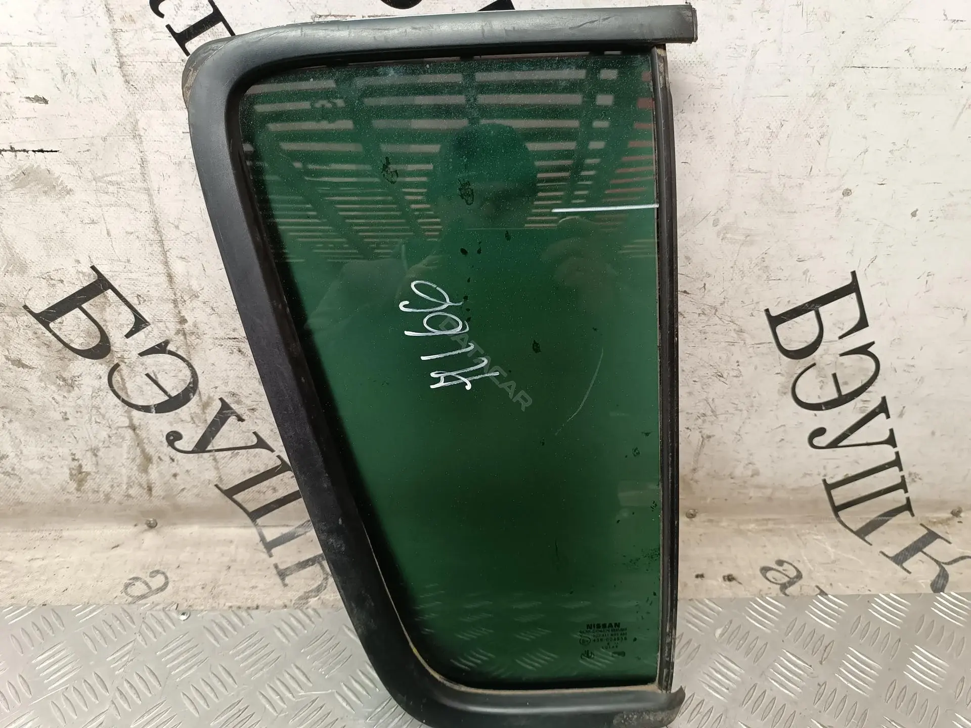 Стекло двери 82300EB305