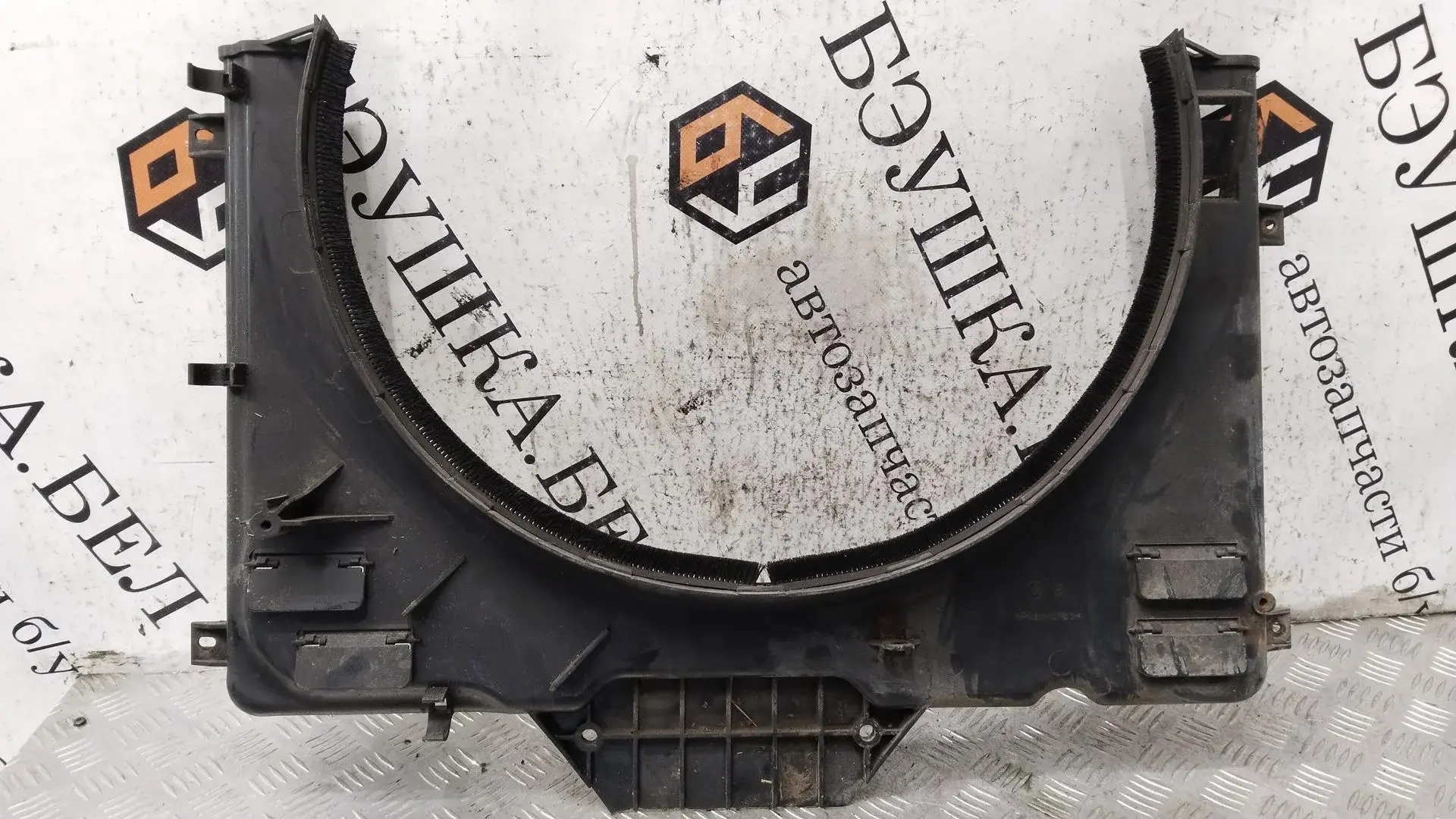 Кронштейн вентилятора радиатора PGK500311