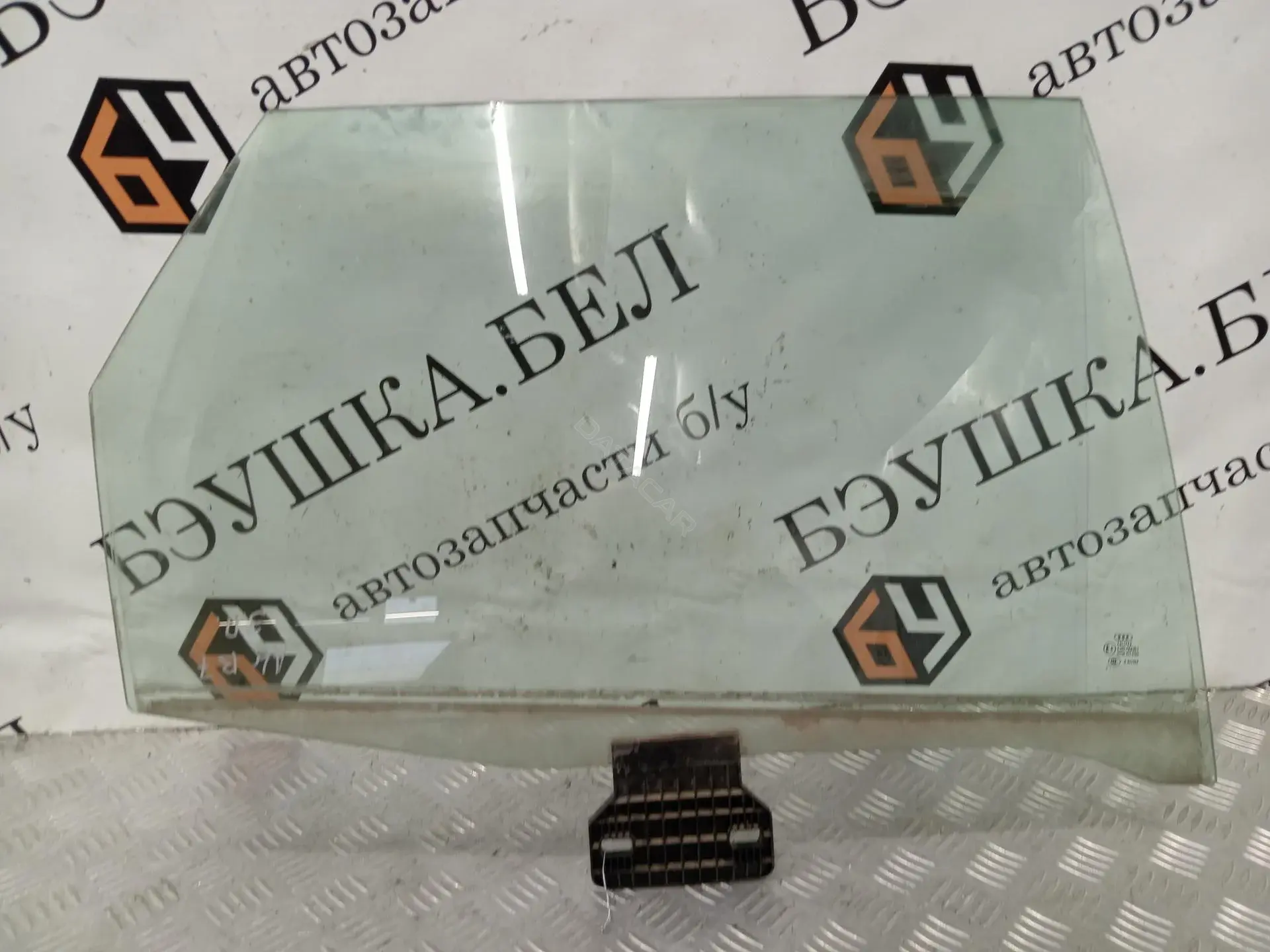 Стекло двери 8E9845026