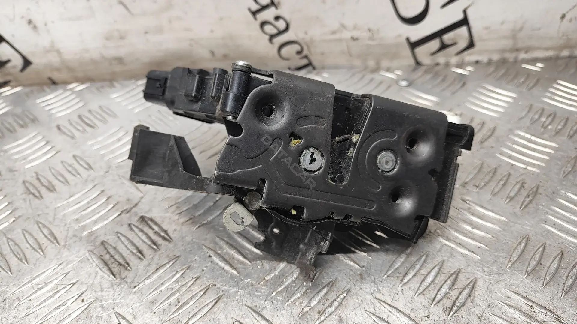 Замок двери 240015103