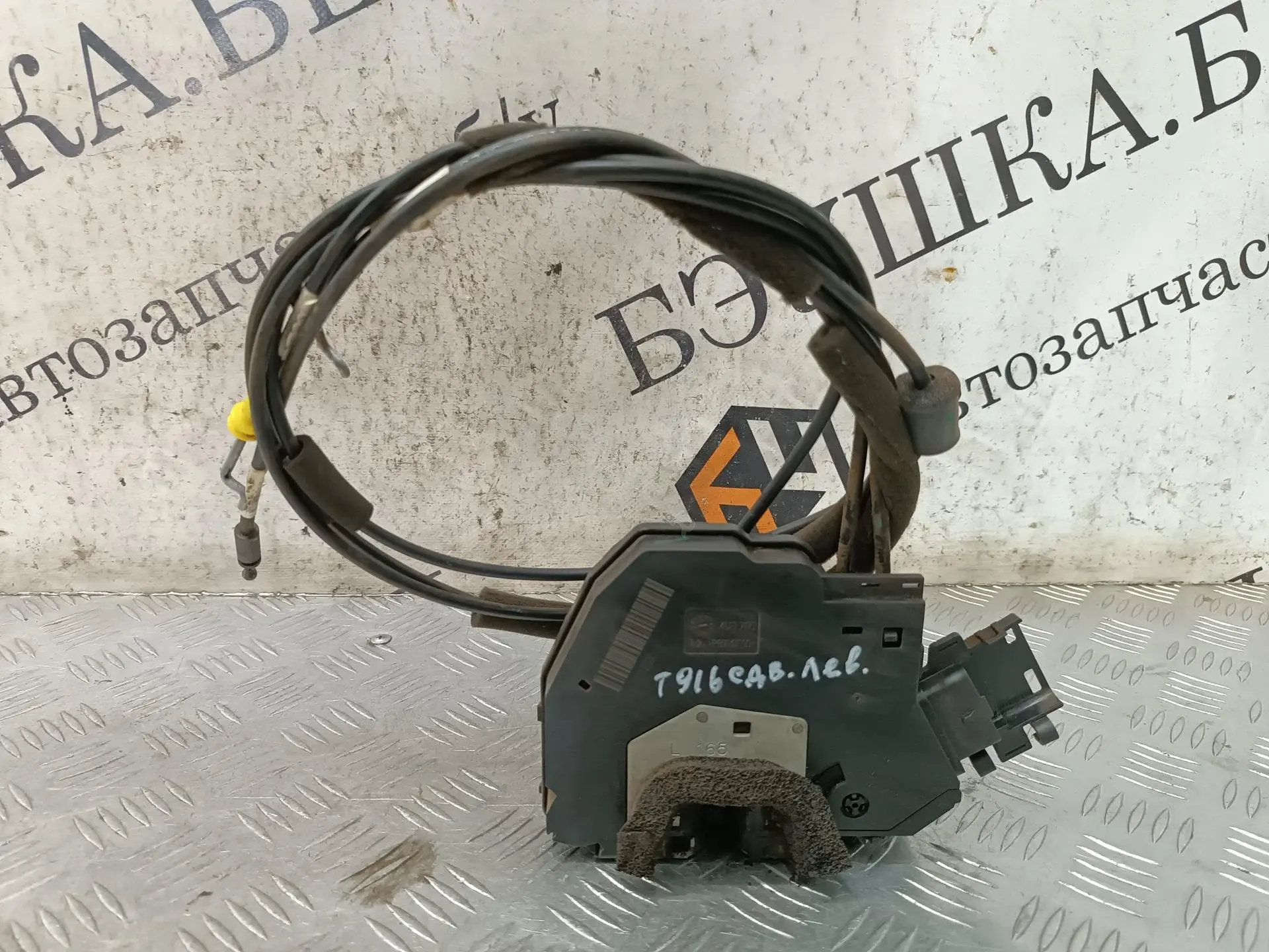 Замок двери 825039444R
