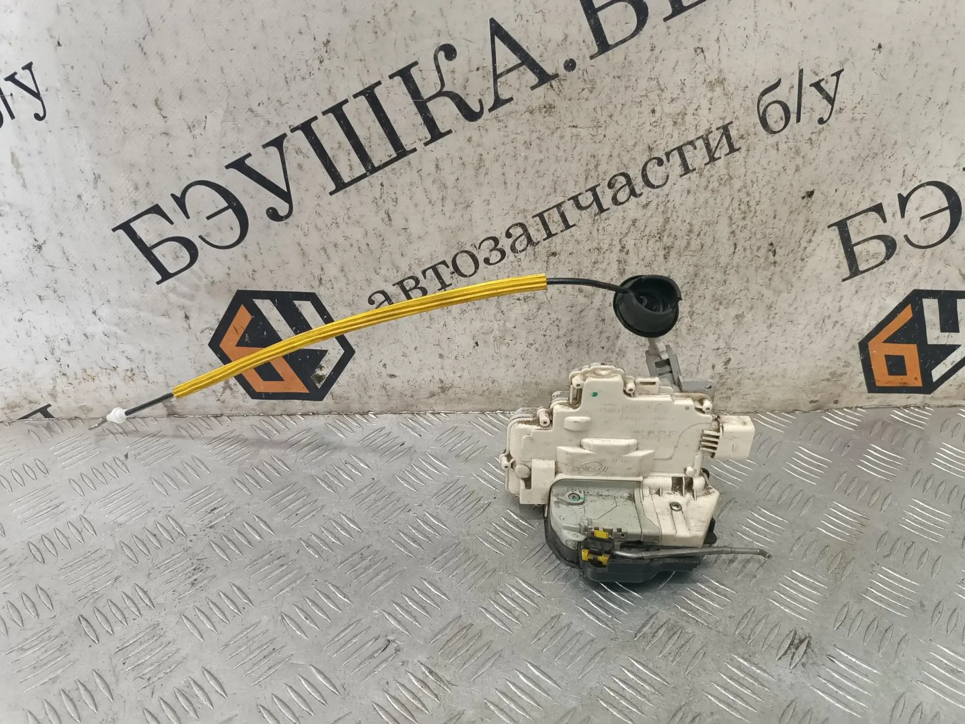 Замок двери 4F0839016