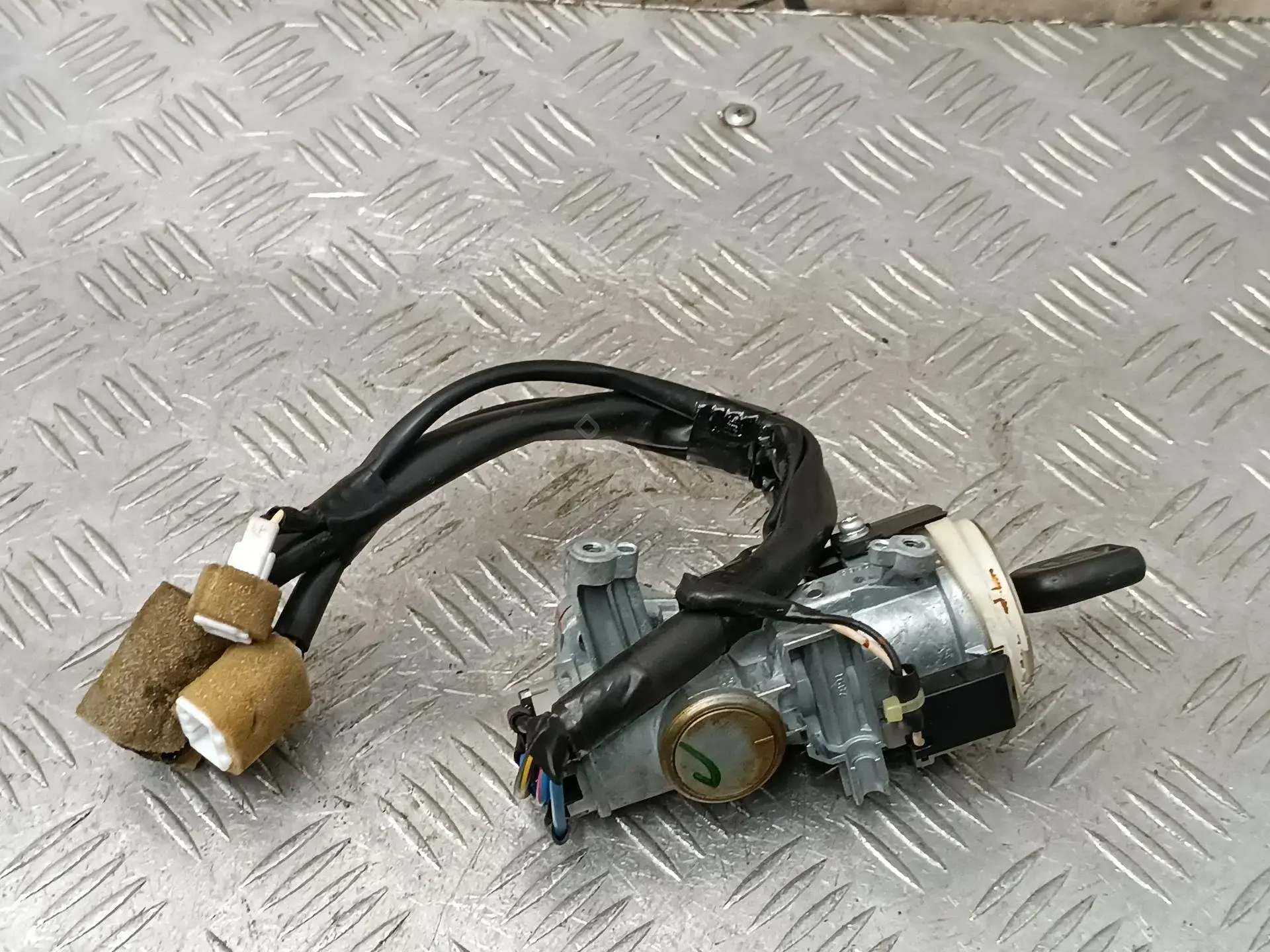 Замок зажигания MR390395
