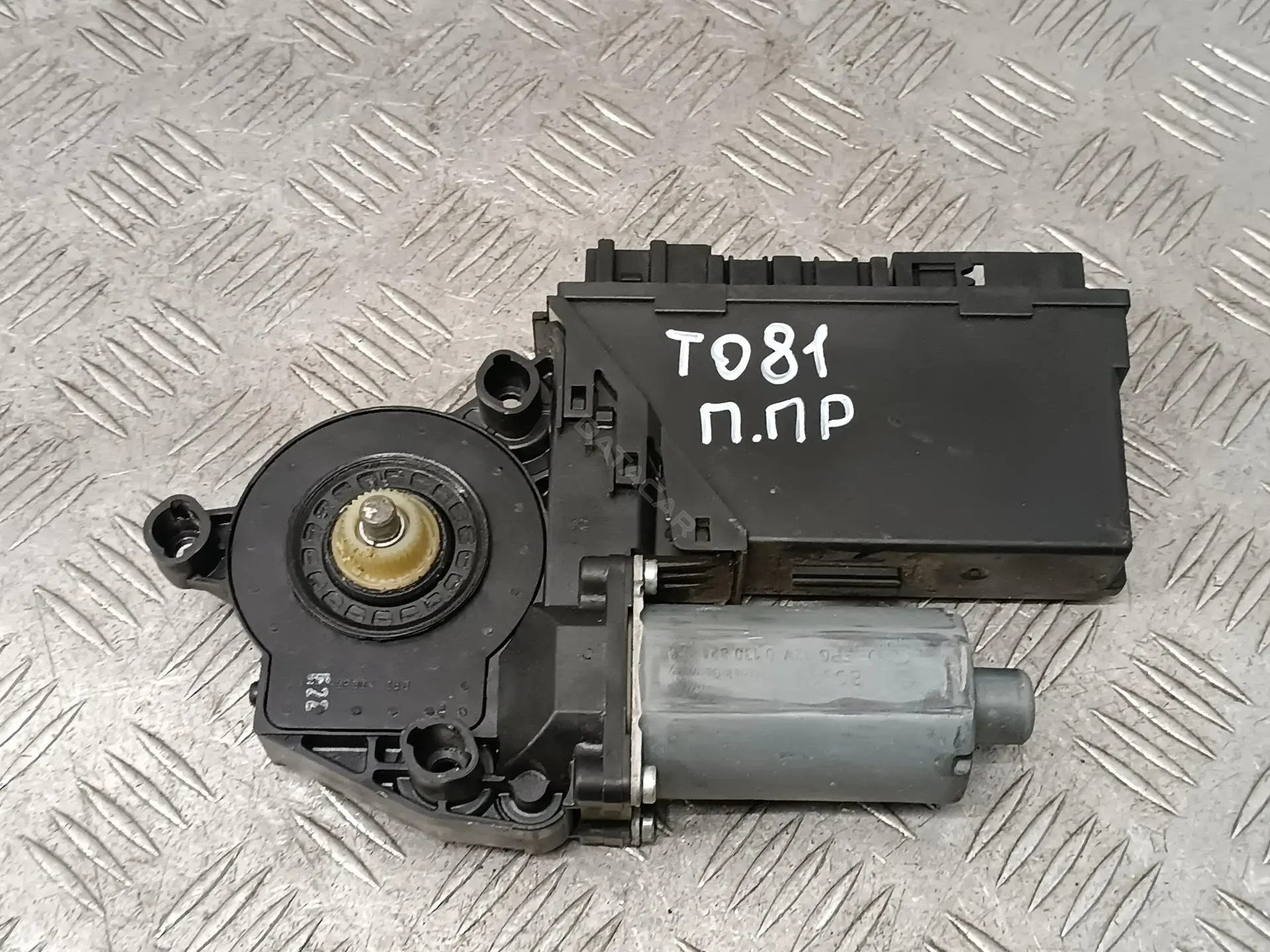 Моторчик стеклоподъемник 8E2959802F