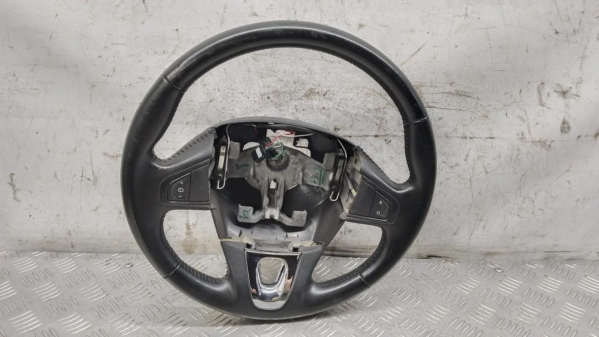 Руль 484002390R