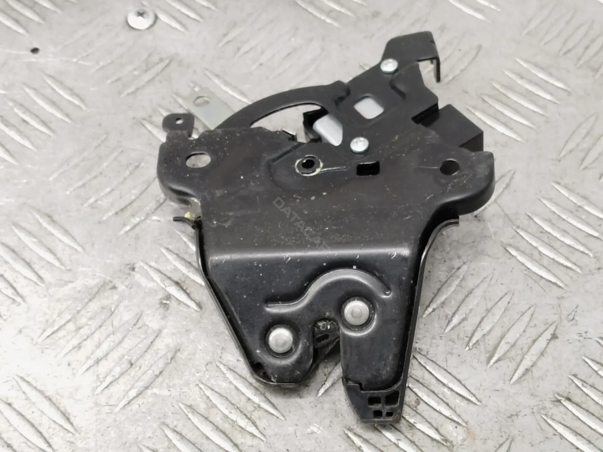 Замок крышки багажника GHK156820A