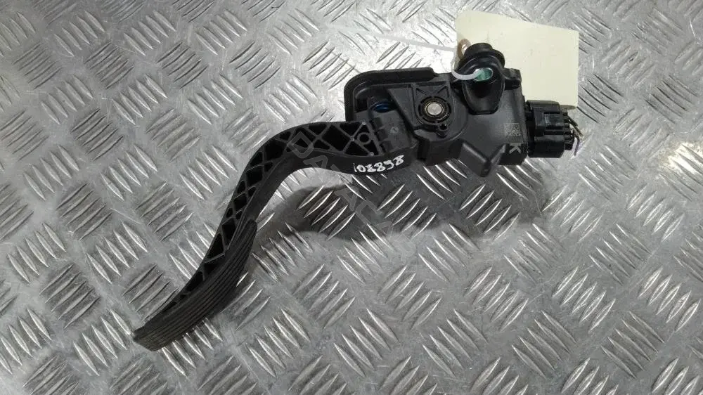 Педаль газа 1600A101