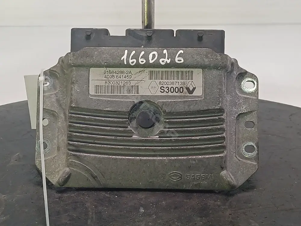Блок управления двигателем 8200387138