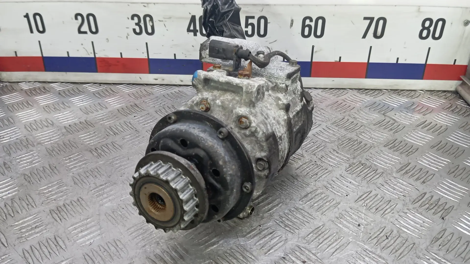 Компрессор кондиционера 7H0820805E